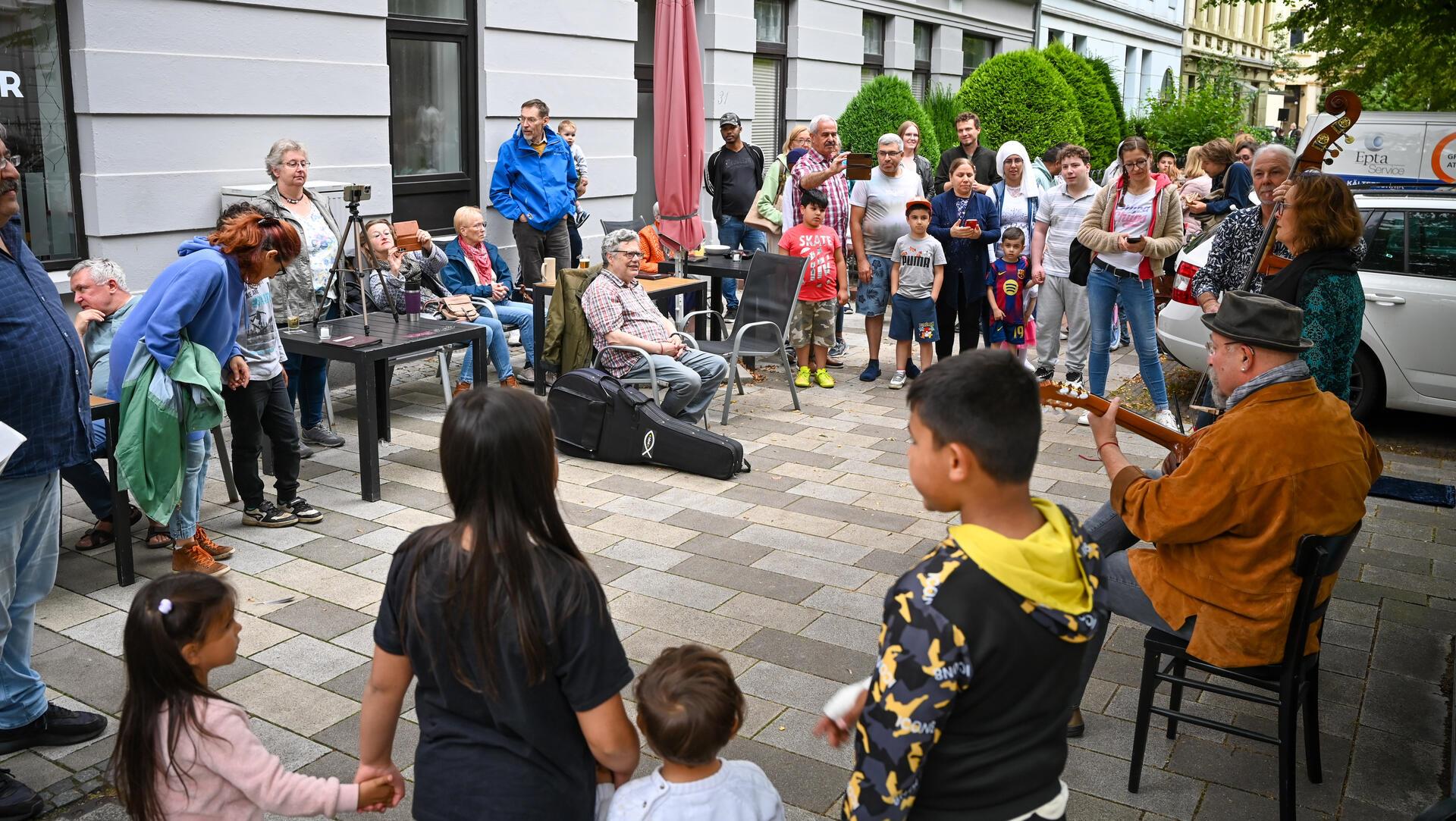 Ob Hausecke, Vorgarten oder Balkon, die Goethestraße nimmt mit auf eine musikali...