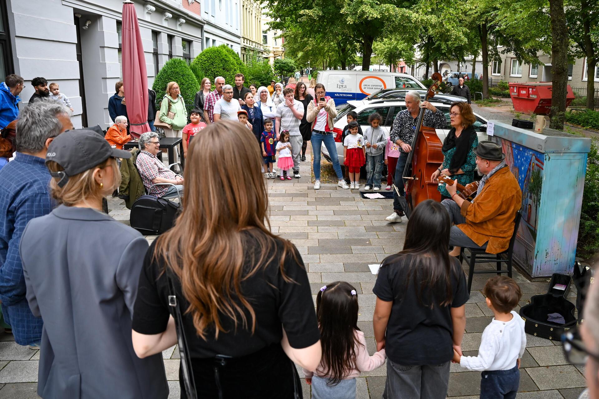 Ob Hausecke, Vorgarten oder Balkon, die Goethestraße nimmt mit auf eine musikali...