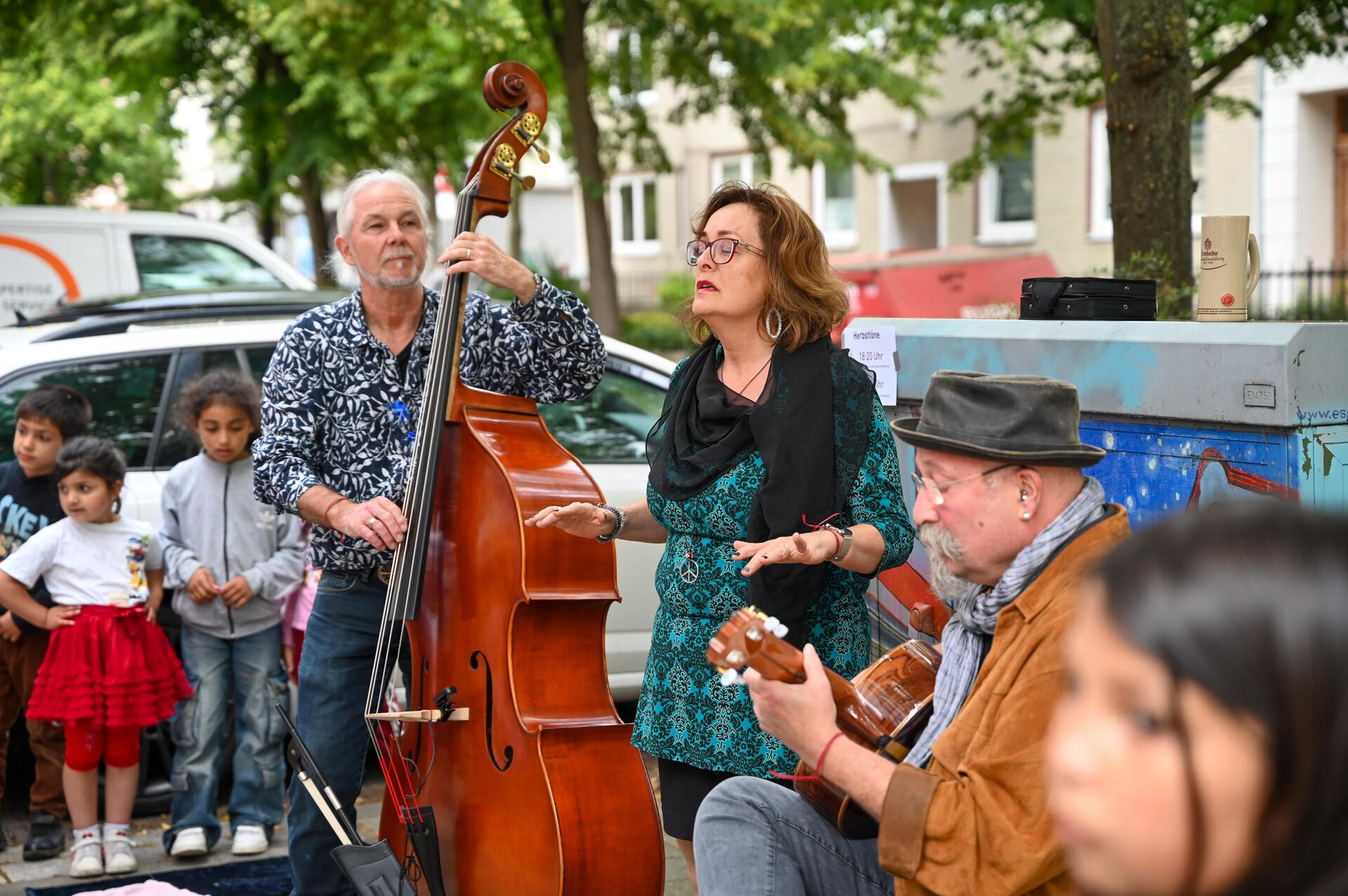 Ob Hausecke, Vorgarten oder Balkon, die Goethestraße nimmt mit auf eine musikali...