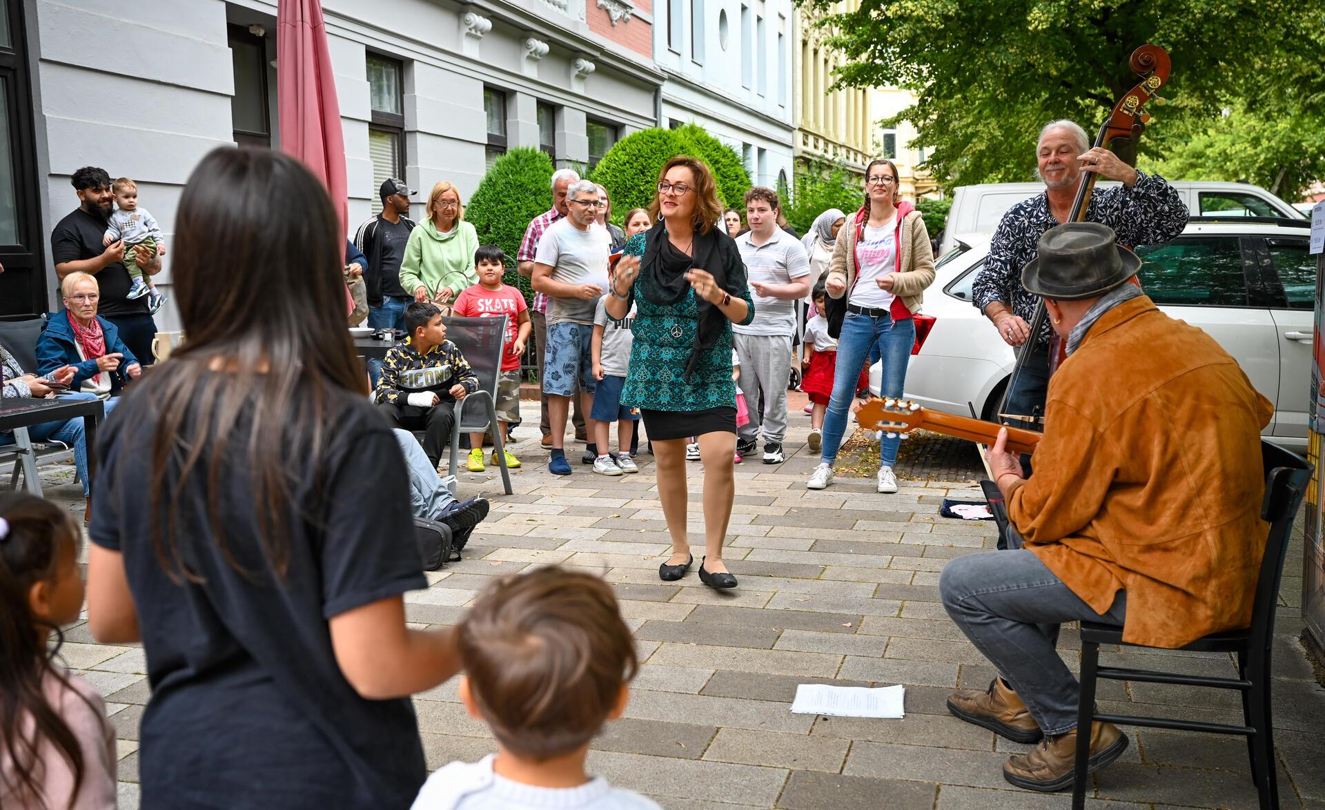 Ob Hausecke, Vorgarten oder Balkon, die Goethestraße nimmt mit auf eine musikali...