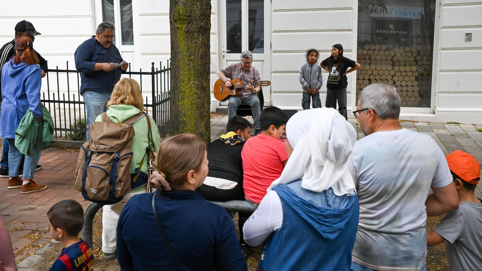 Ob Hausecke, Vorgarten oder Balkon, die Goethestraße nimmt mit auf eine musikali...