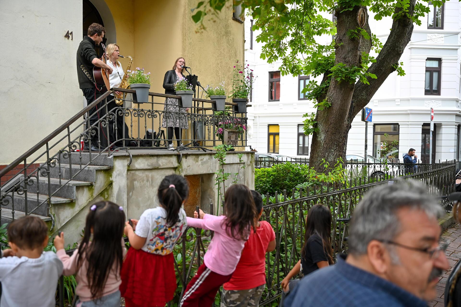 Ob Hausecke, Vorgarten oder Balkon, die Goethestraße nimmt mit auf eine musikali...
