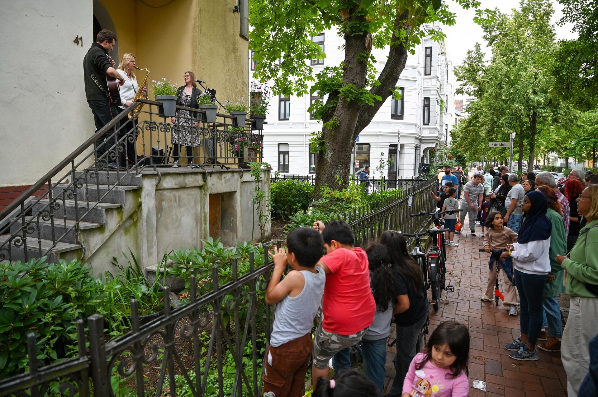 Ob Hausecke, Vorgarten oder Balkon, die Goethestraße nimmt mit auf eine musikali...