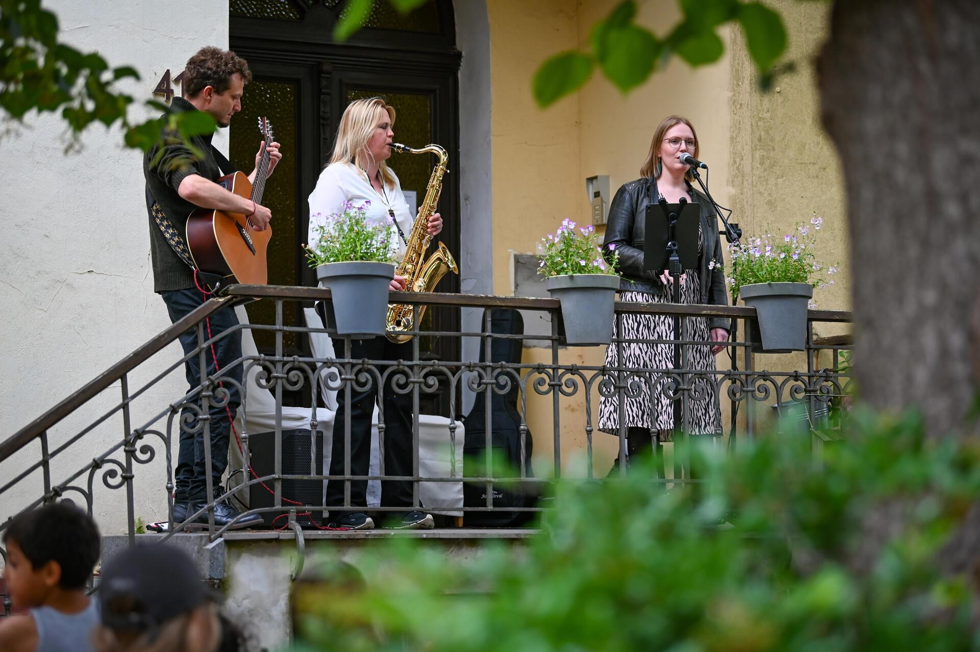 Ob Hausecke, Vorgarten oder Balkon, die Goethestraße nimmt mit auf eine musikali...