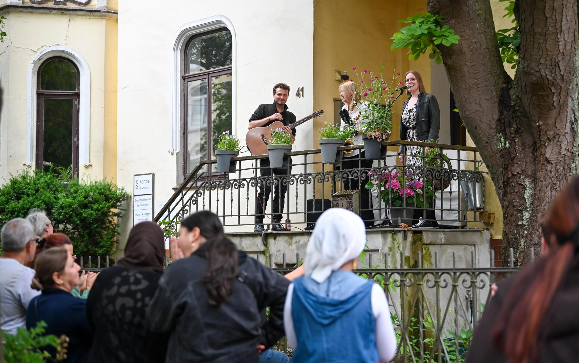 Ob Hausecke, Vorgarten oder Balkon, die Goethestraße nimmt mit auf eine musikali...