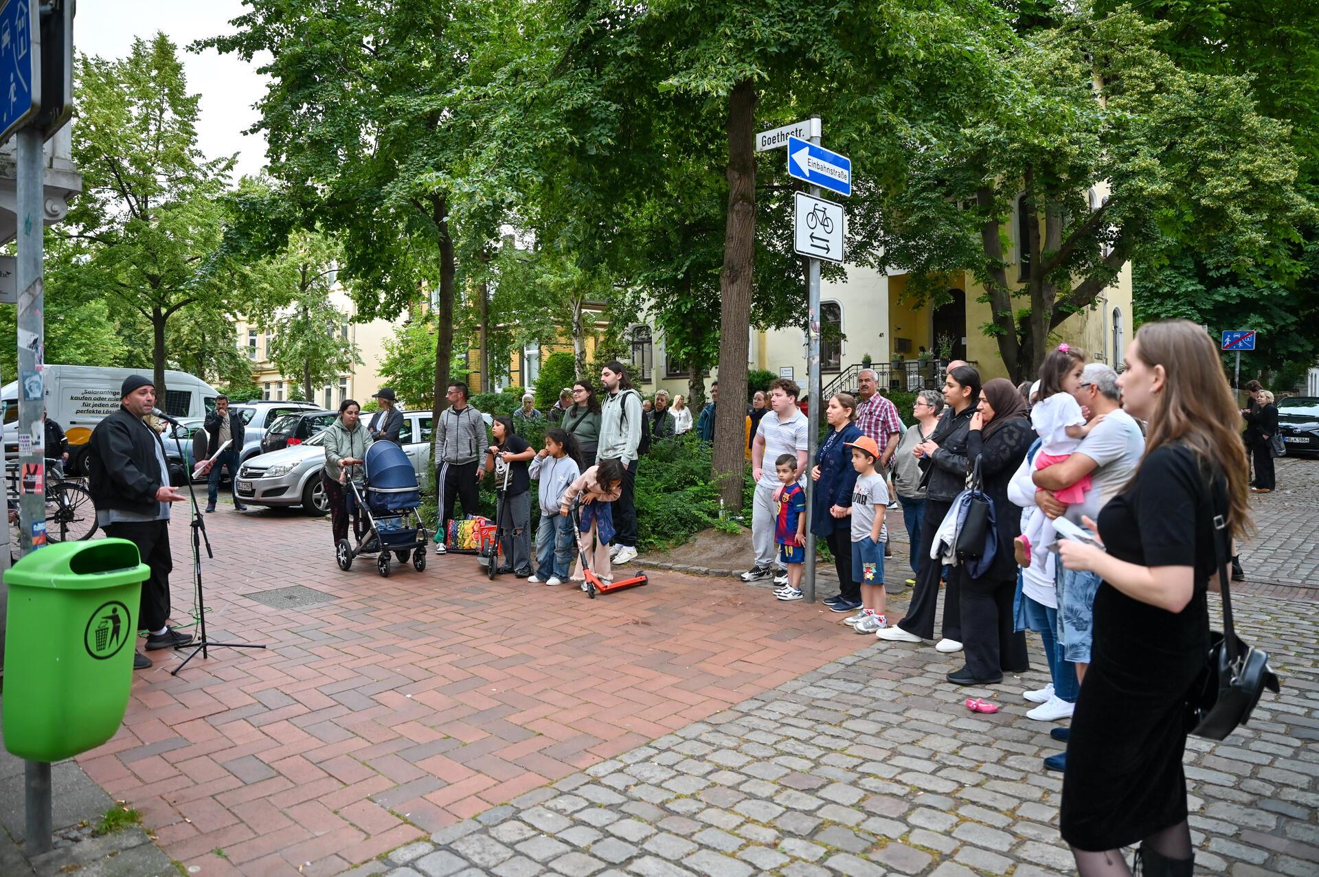 Ob Hausecke, Vorgarten oder Balkon, die Goethestraße nimmt mit auf eine musikali...