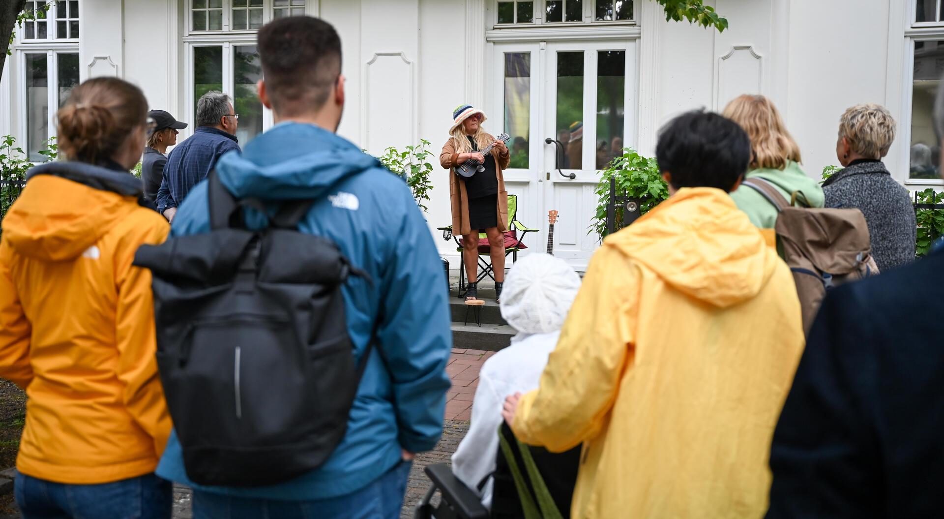 Ob Hausecke, Vorgarten oder Balkon, die Goethestraße nimmt mit auf eine musikali...