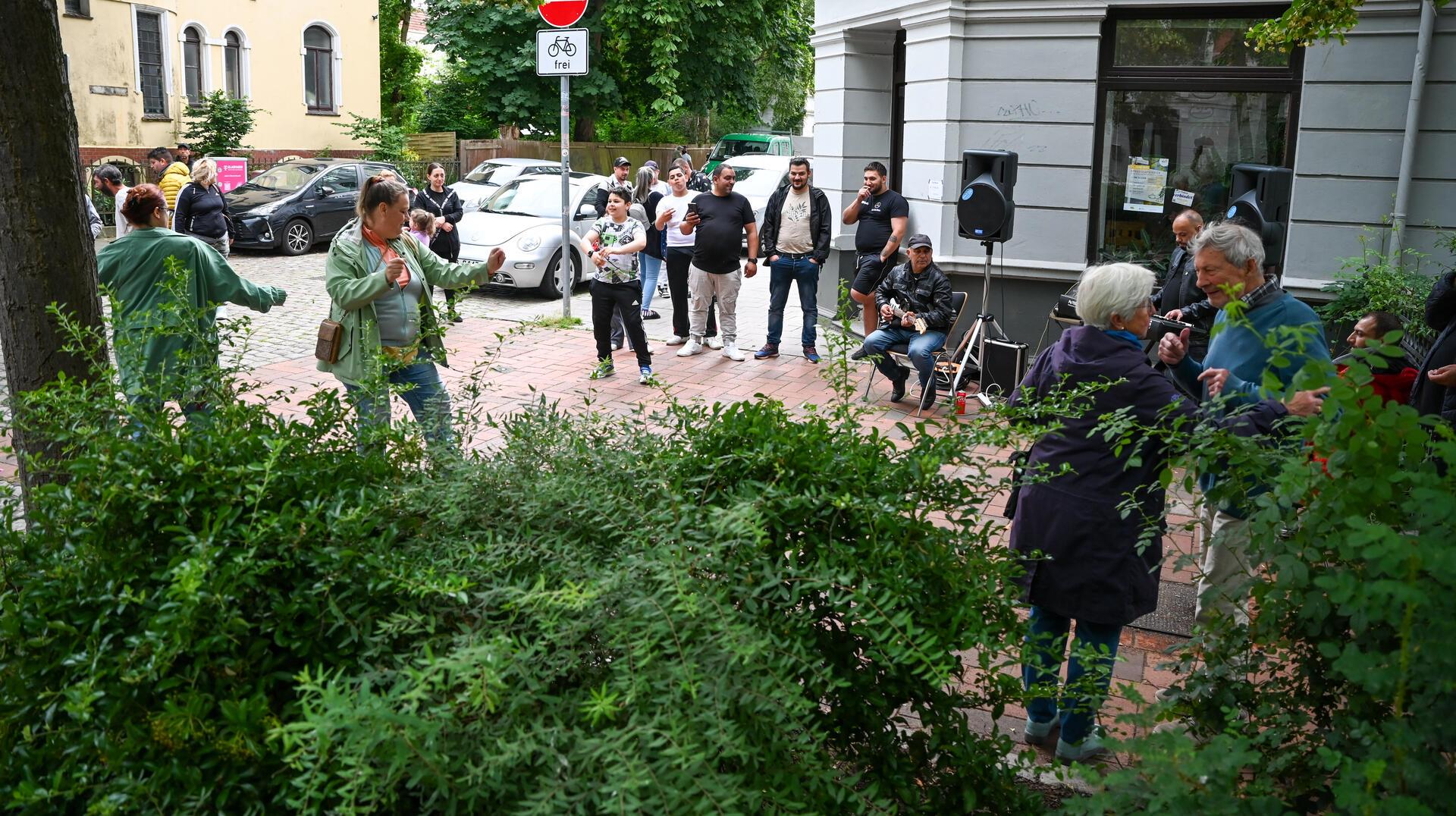 Ob Hausecke, Vorgarten oder Balkon, die Goethestraße nimmt mit auf eine musikali...