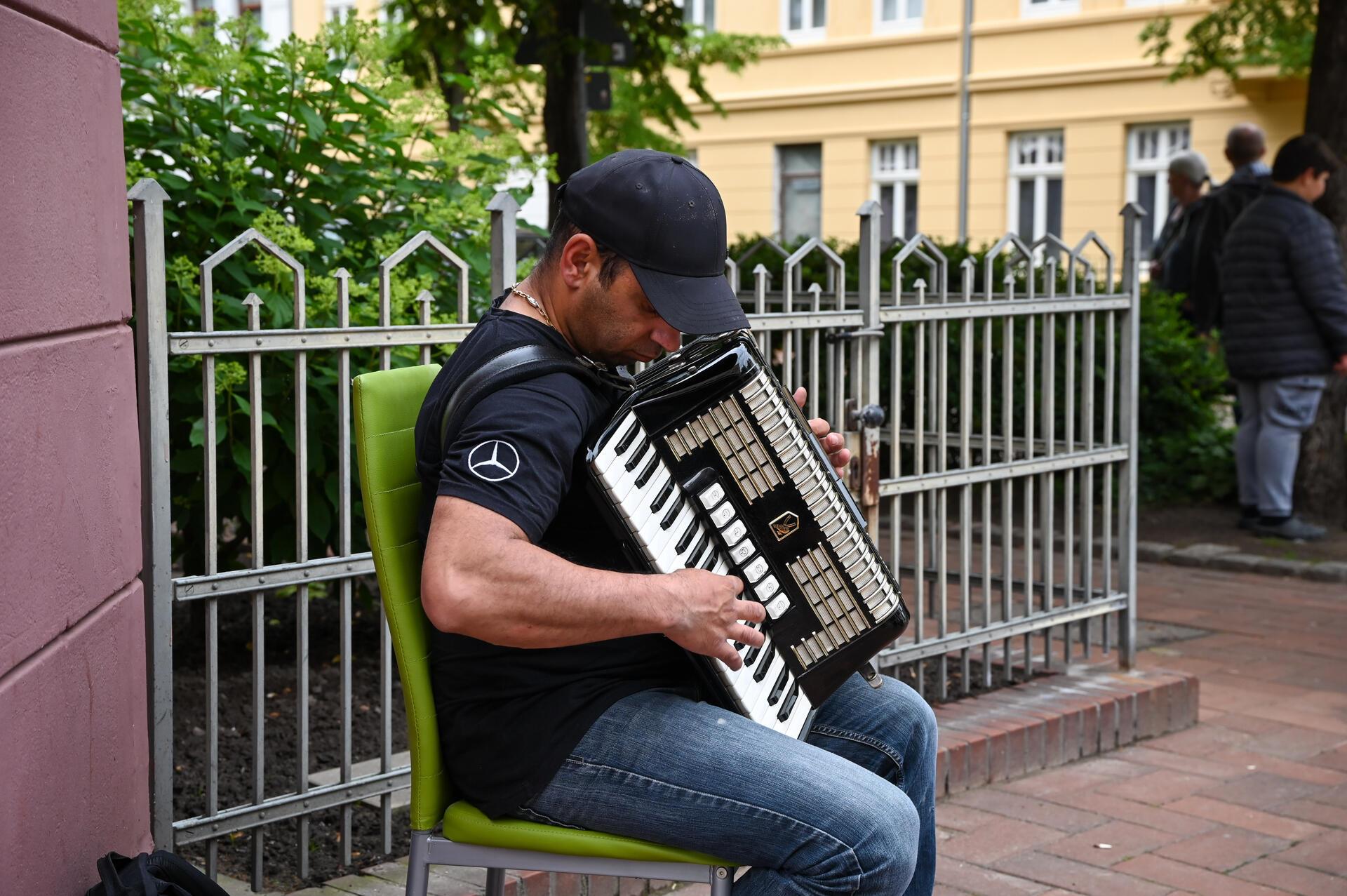 Ob Hausecke, Vorgarten oder Balkon, die Goethestraße nimmt mit auf eine musikali...