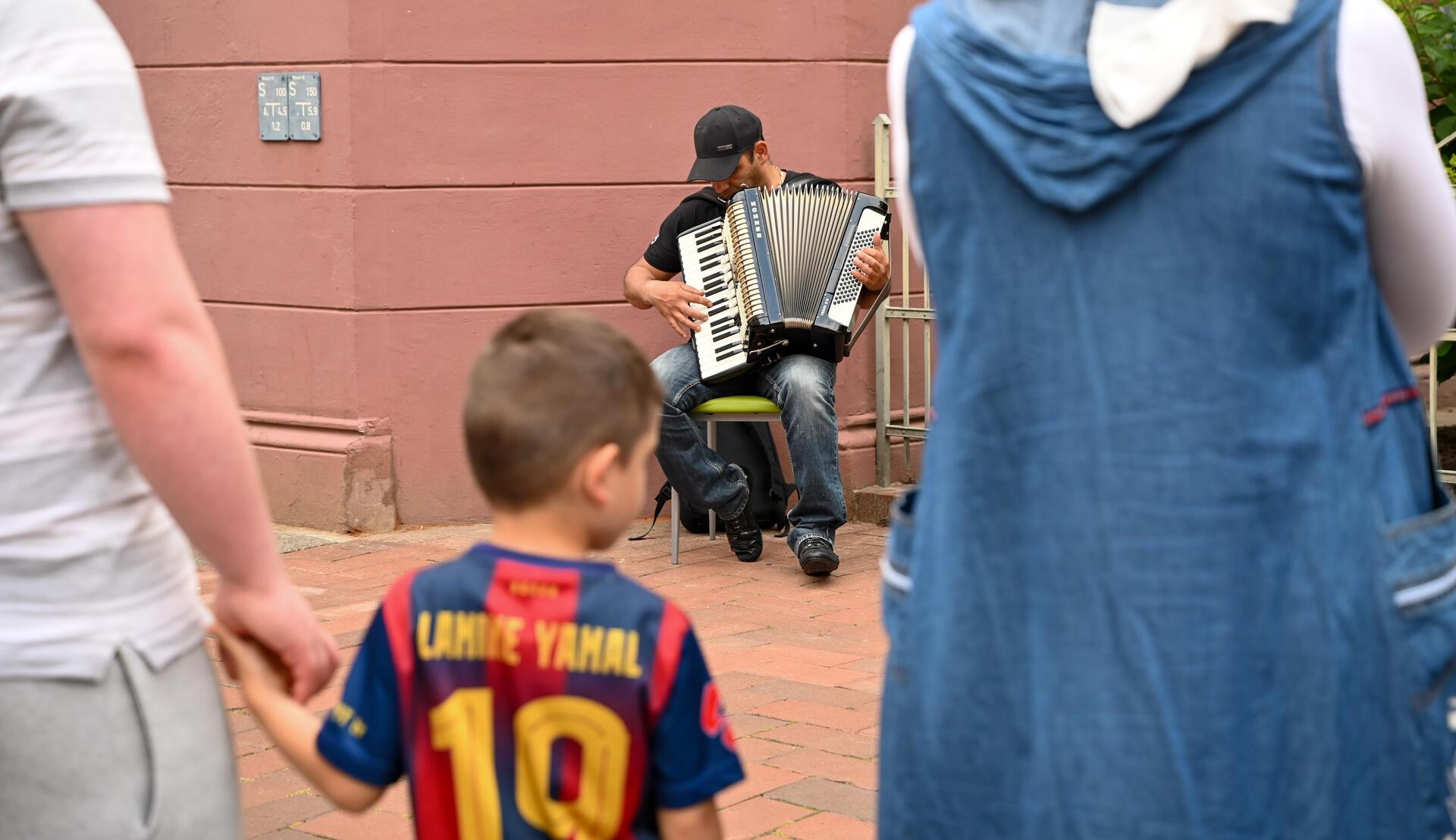 Ob Hausecke, Vorgarten oder Balkon, die Goethestraße nimmt mit auf eine musikali...