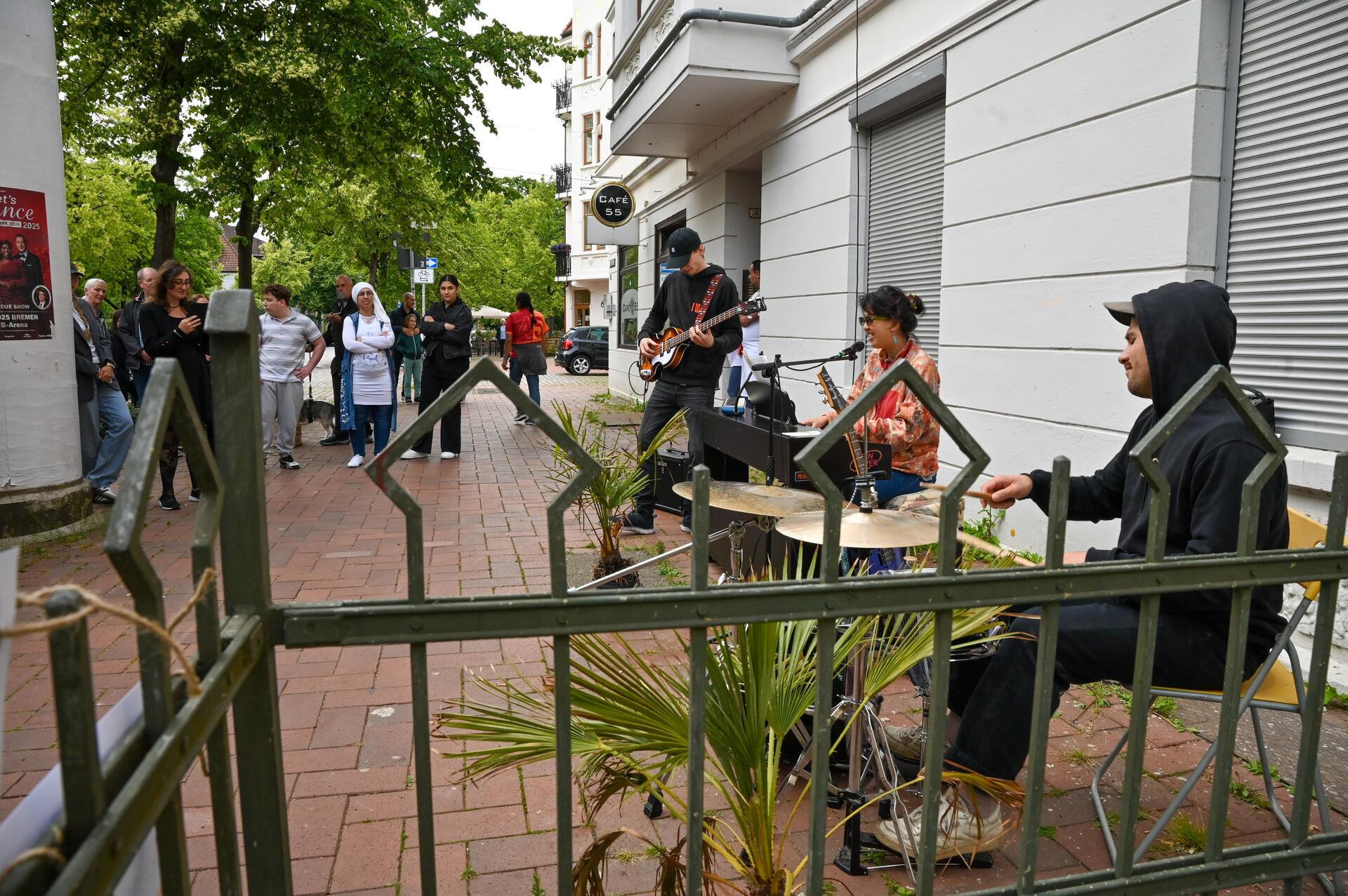 Ob Hausecke, Vorgarten oder Balkon, die Goethestraße nimmt mit auf eine musikali...
