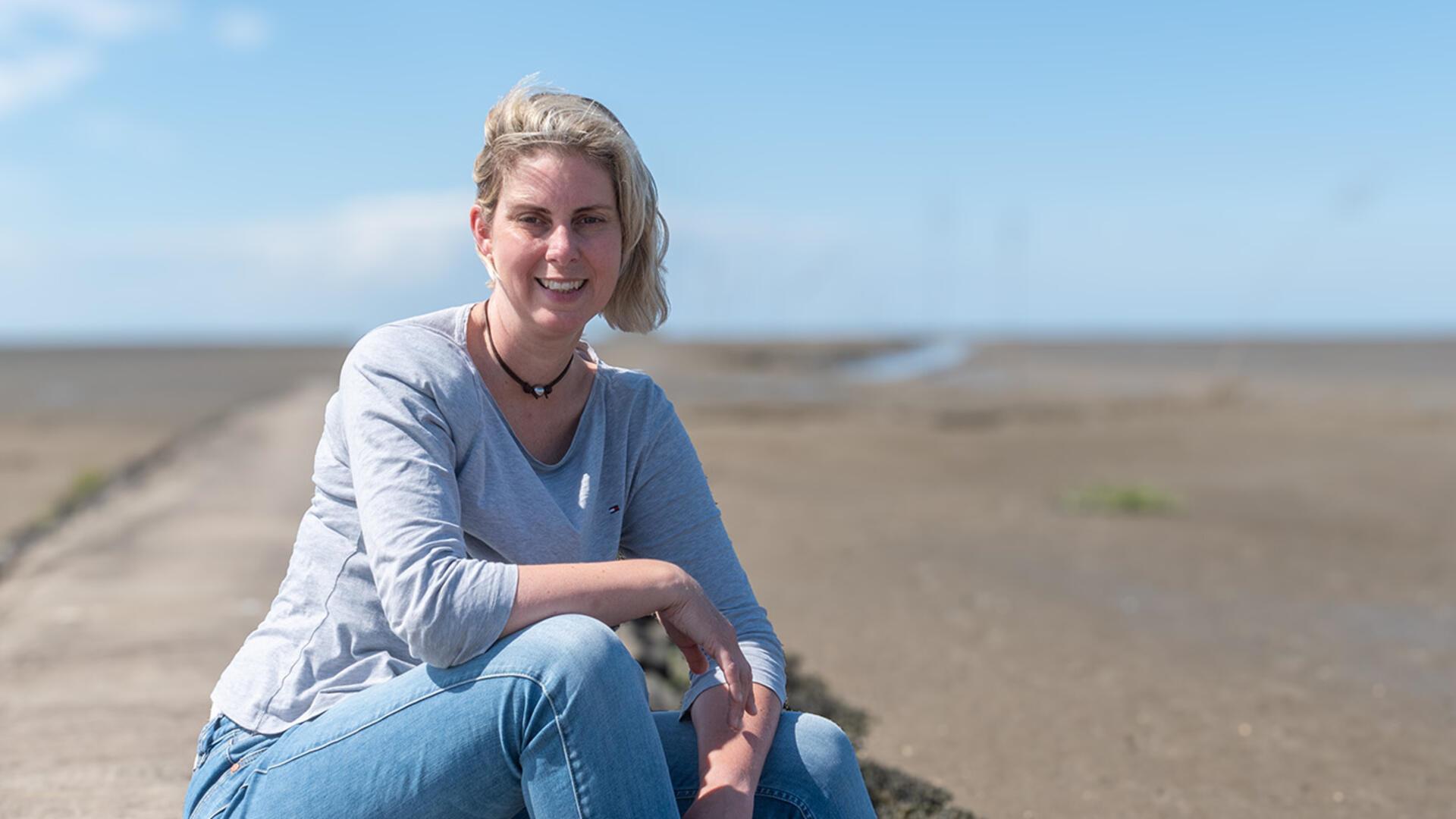 Ob Hunderundweg, Dorfstraße oder Sonnenuntergang am Watt: Sandra Langheim kennt die stillen Schönheiten der Wurster Küste – fernab vom Trubel, nah an der Natur.