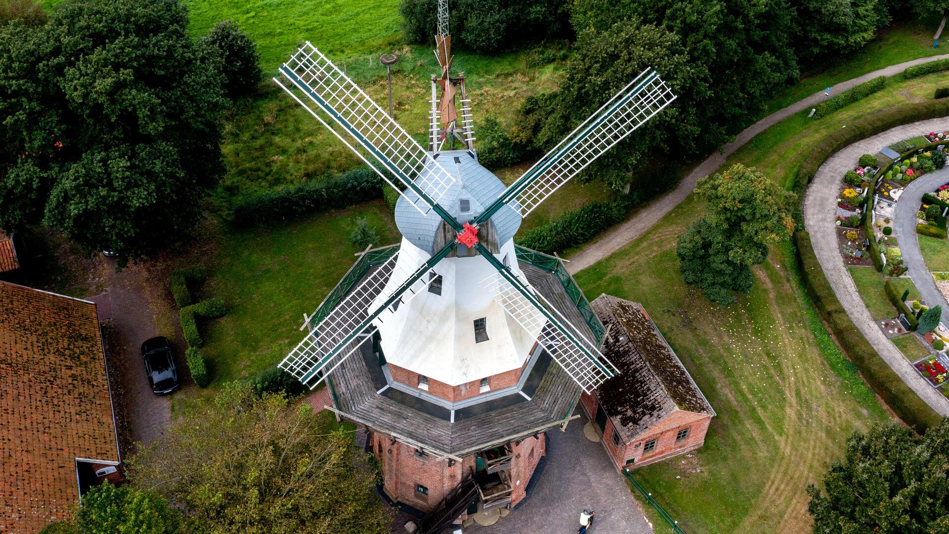 Mühle aus der Luft fotografiert. Ob Villa, Mühle oder Speicher – zum Tag des offenen Denkmals gibt es wieder viel zu entdecken. Noch bis zum 30. Juni können historische Gebäude für den Denkmaltag angemeldet werden.