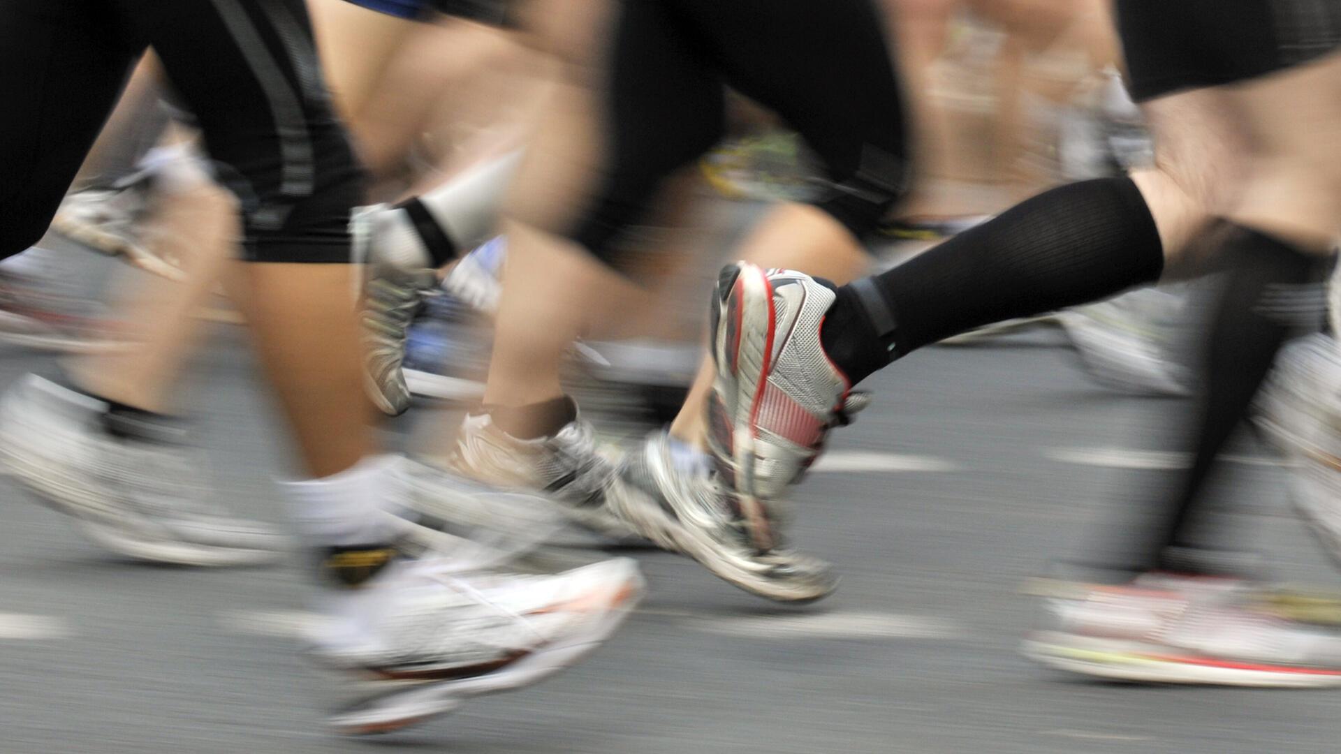 Beine und Laufschuhe sind zu sehen, es geht um einen Marathon. 