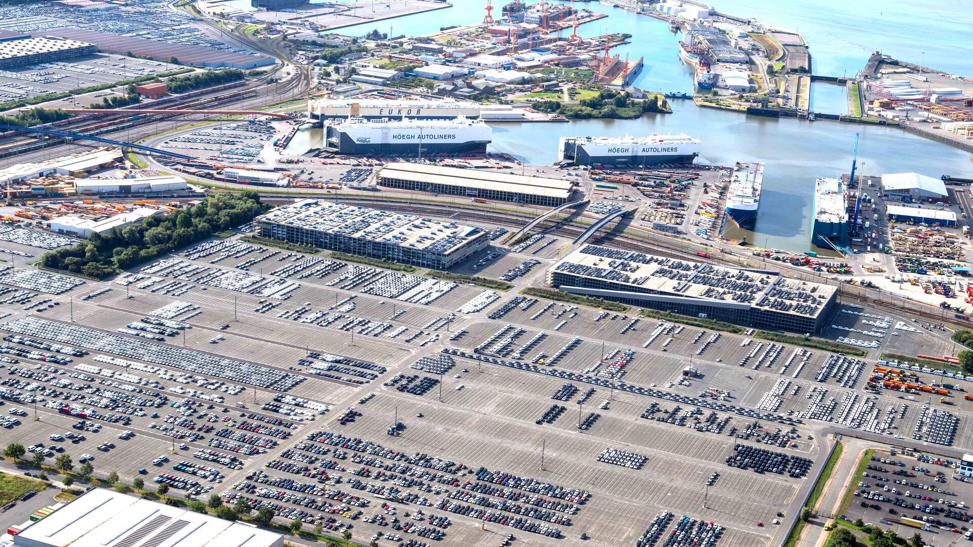 Autos auf Stellflächen im Hafen. 
