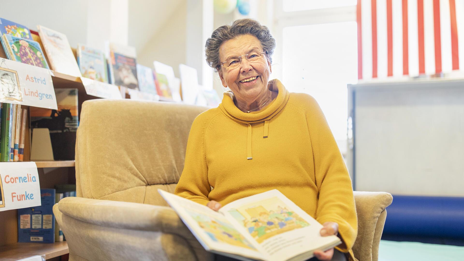 Oben unterm "Dachjuchhe" der Marktschule in Bremerhaven steht die Zeit ein bisschen still, wenn Lesepatin Anita Brüggemann im Vorlesesessel der kleinen Bibliothek Platz nimmt und mit den Erst- bis Viertklässlern das Lesen, Sprechen, Schreiben und noch vieles mehr übt.