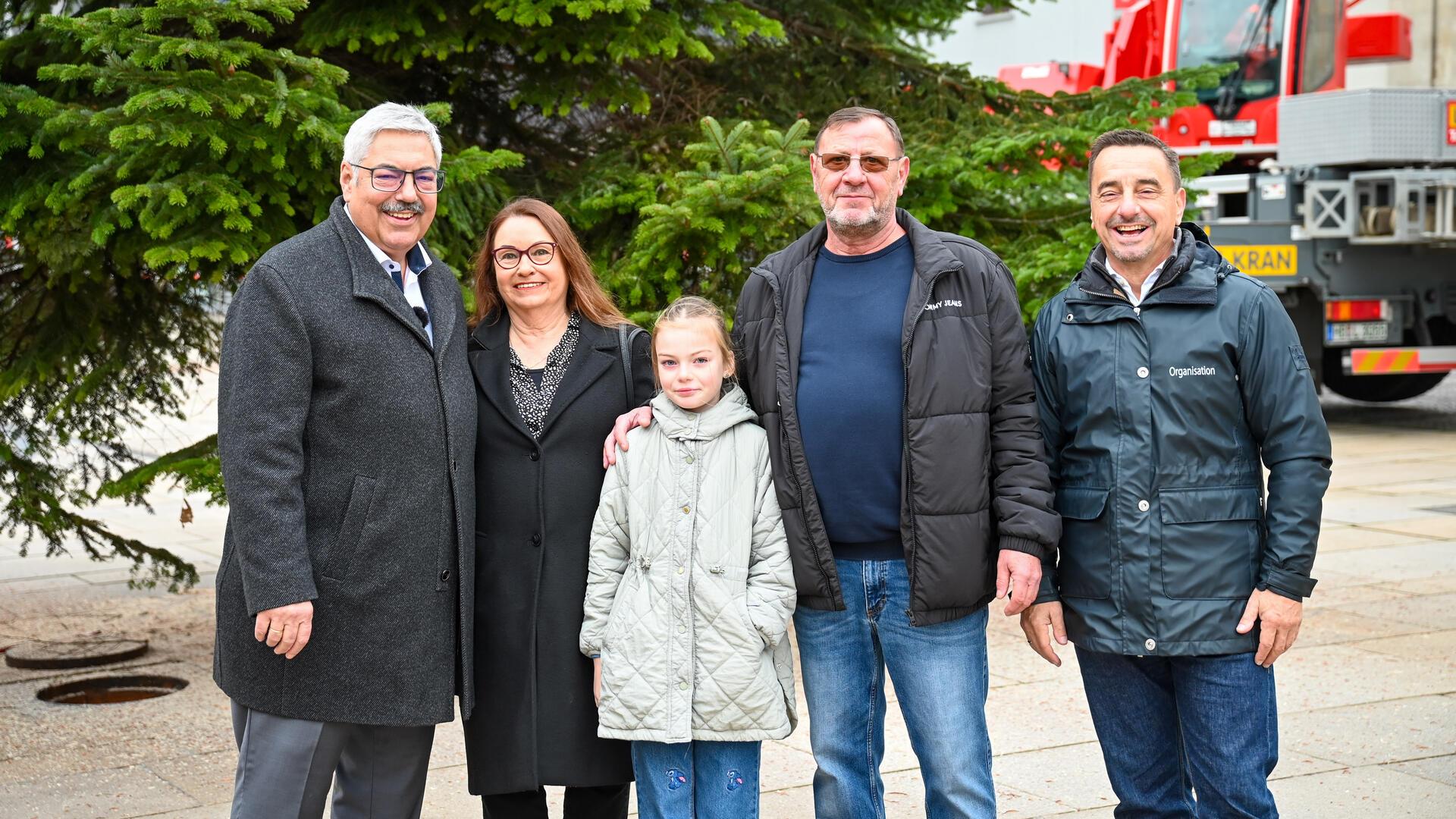 Ein echter Hingucker: Der Bremerhavener Weihnachtsbaum steht Oberbürgermeister Melf Grantz (SPD, ganz links) bedankt sich für die Spende bei Linda von Oesen, Dieter Güll und deren Enkelin Marie. Erlebnis-Chef Michael Gerber (rechts) lobt den diesjährigen Weihnachtsbaum.