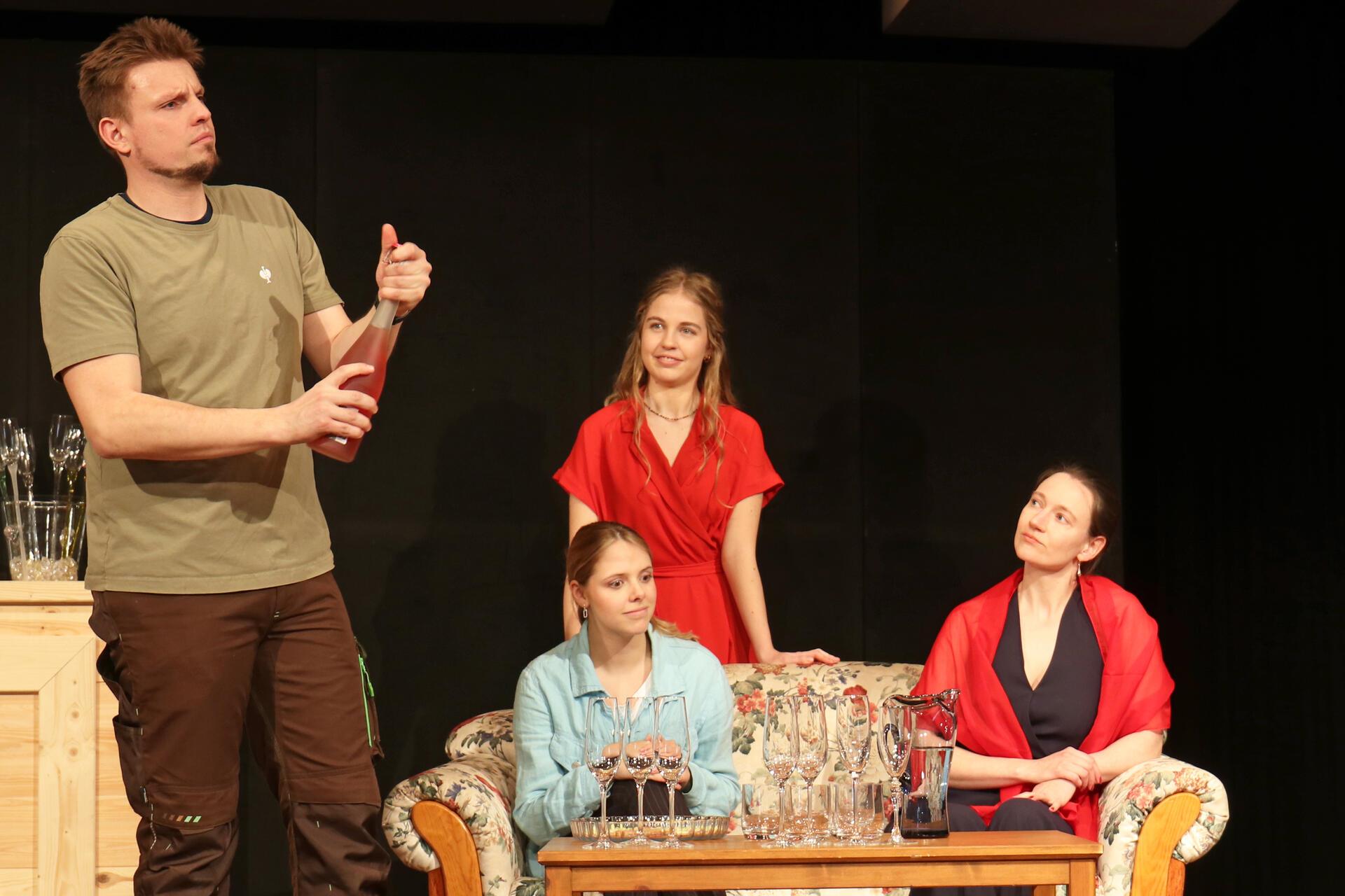 Obwohl Sven (Sascha Langbehn) den Schampus köpft: Weder Heike (Jette Peterschewski), noch Dina (Mareike Brandt) ist zum Feiern zumute. Und Annika (Henriette Heinsohn) hofft auf Aufmerksamkeit.