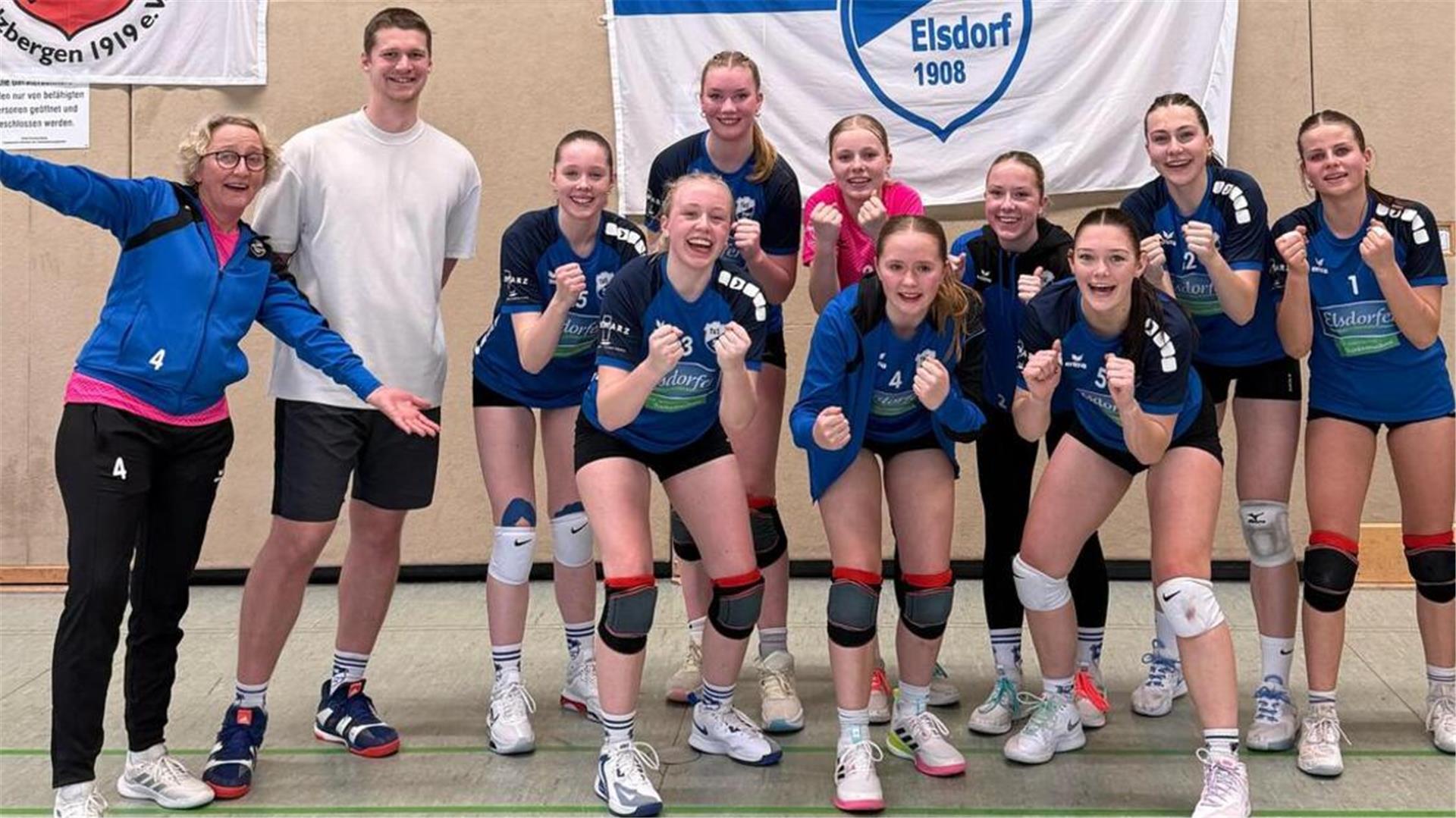 Ein Mannschaft aus jungen Frauen lächelt in die Kamera. 