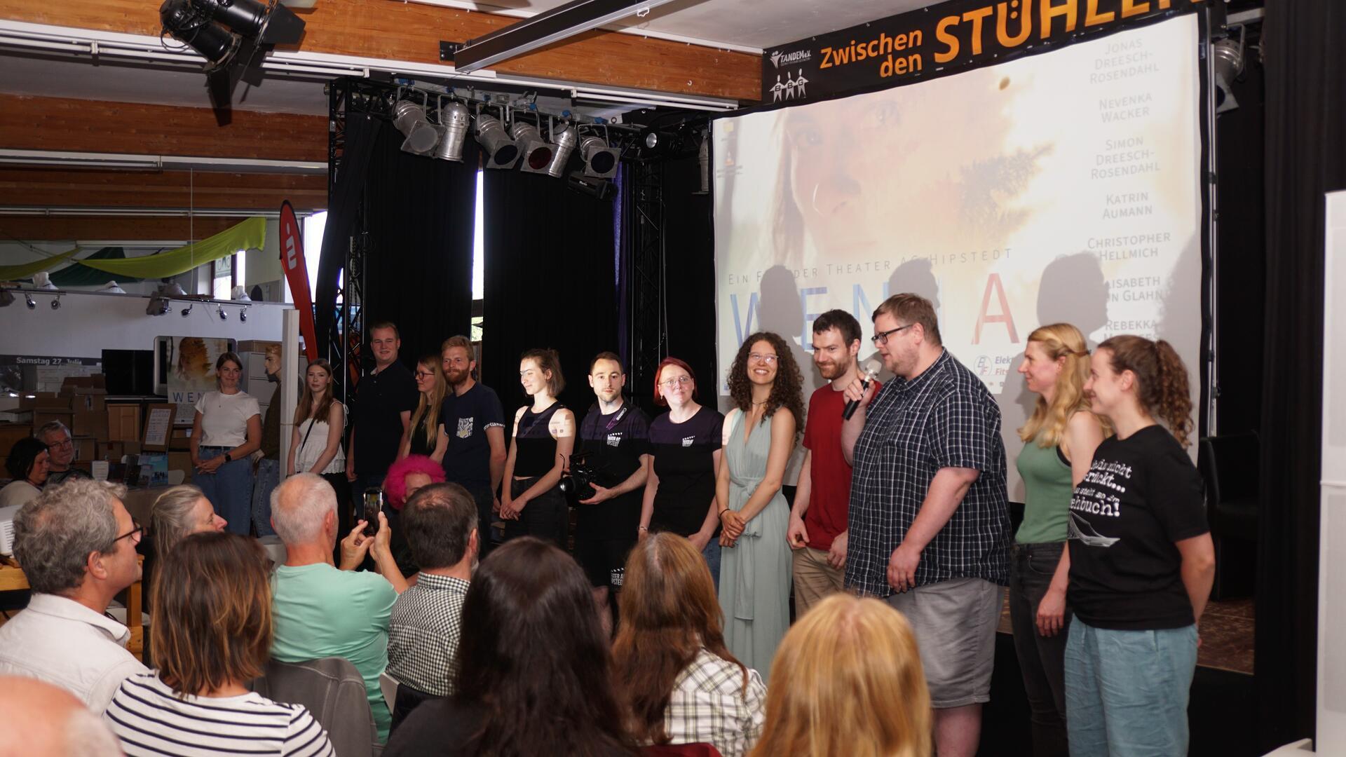 Obwohl es für die Theater AG Hipstedt bereits die neunte Filmpremiere war, war das Lampenfieber bei Darstellern und Filmcrew am Freitag deutlich spürbar.