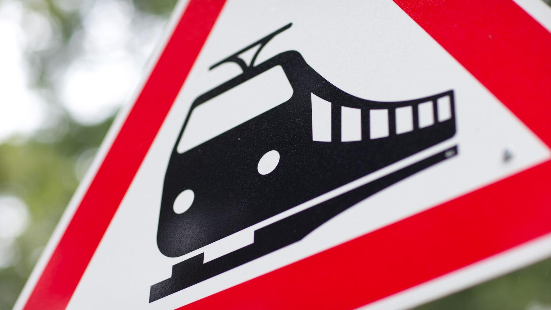 Offenbar war die Bahnstrecke freigegeben worden, obwohl noch ein Zug in der Anfahrt war. Nun ermittelt die Polizei.