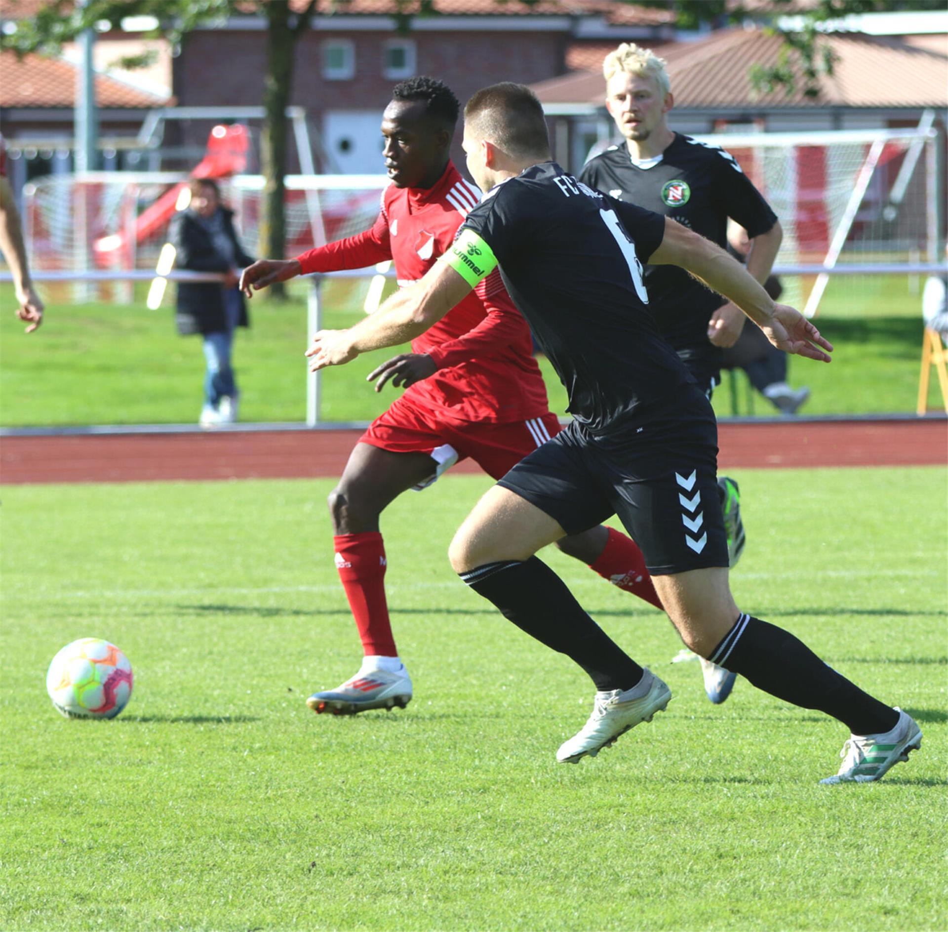 Offensivspieler Yousif Ramadan (li.) wird den Selsingern fehlen. Er darf die Erstaufnahmeeinrichtung Oldenburg nicht verlassen.