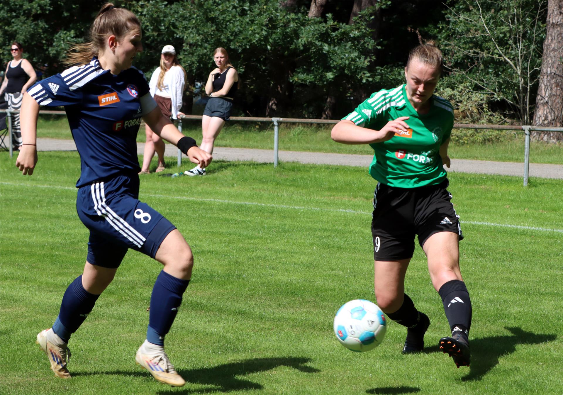 Offensivspielerin Jarste Schröder (rechts) schnürte gegen den FC Oste/Oldendorf II einen Doppelpack.