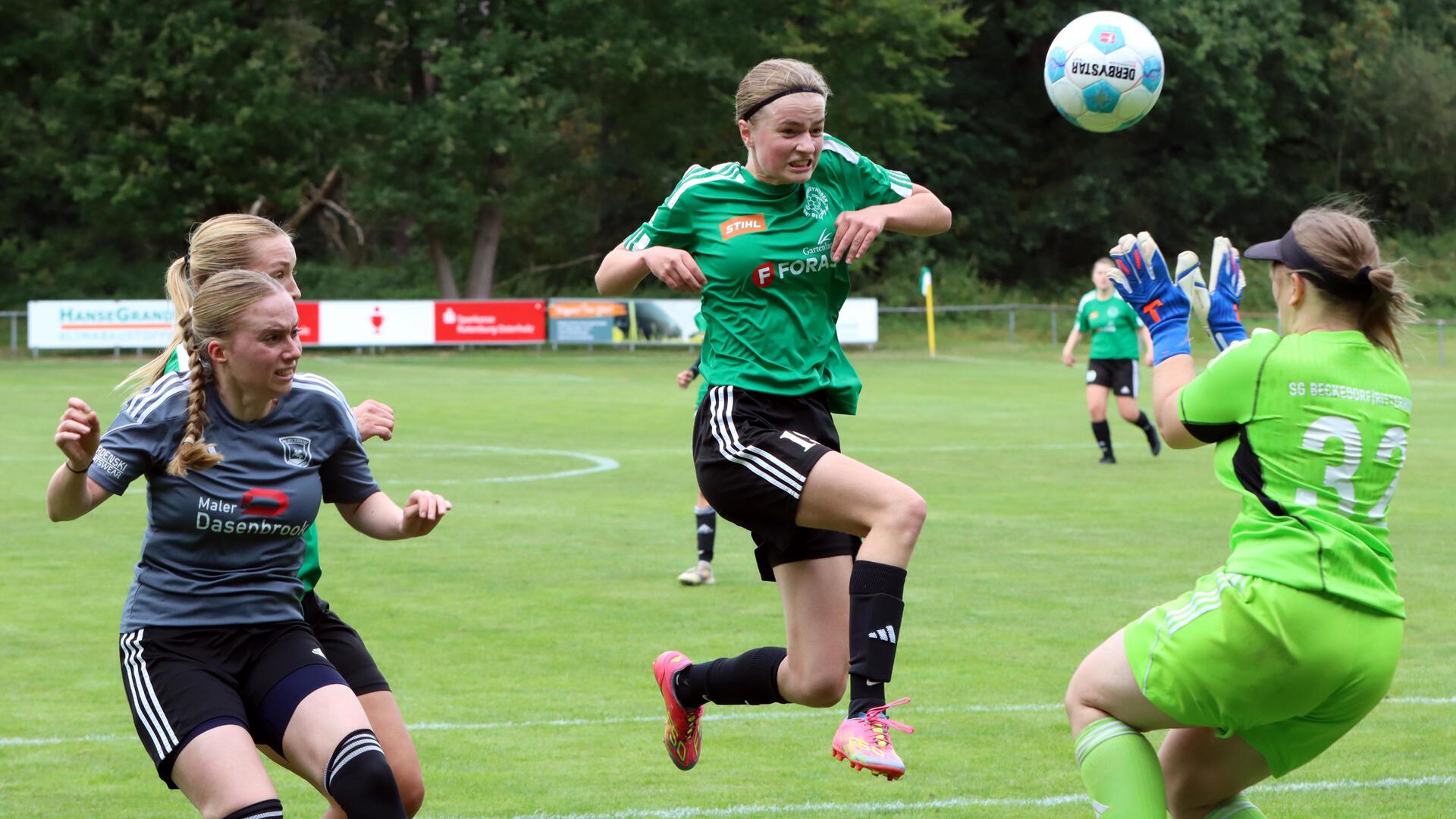 Offensivspielerin Marit Postels (Mitte) setzt sich konsequent durch und erzielt in Torjägerinnen-Manier das 2:2.