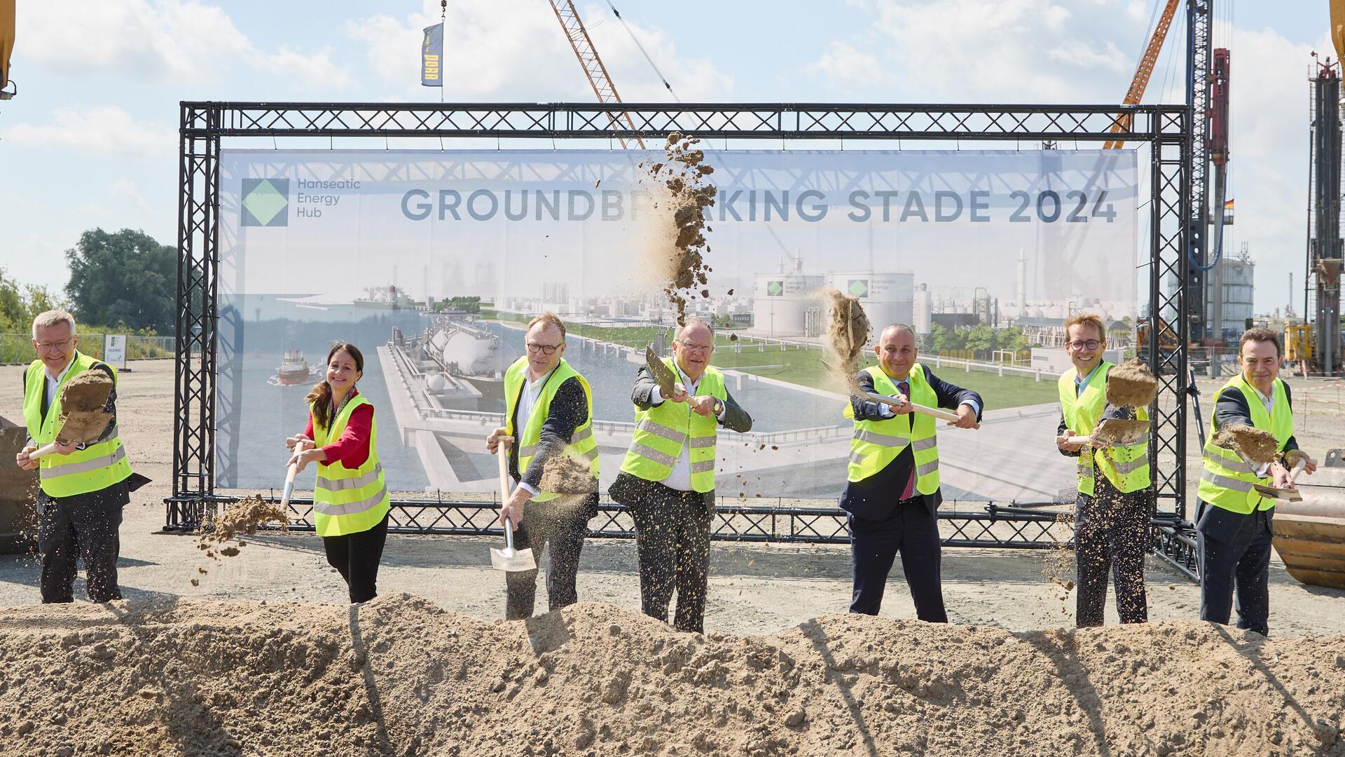 Offizieller Spatenstich im Juni für das erste landbasierte Terminal für verflüssigte Gase in Deutschland. Das LNG-Terminal in Stade soll 2027 in Betrieb gehen. Foto: Wendt/dpa
