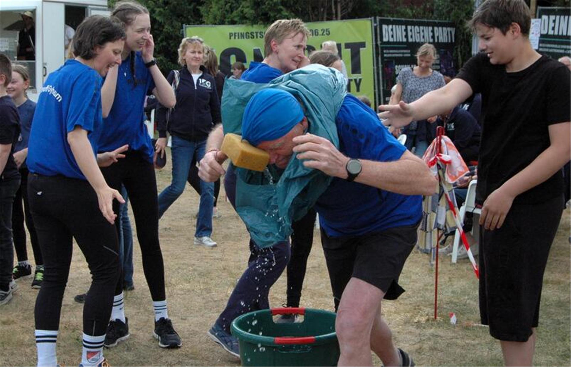 Ohne Wasser geht beim Spiel ohne Grenzen gar nichts, hier die Laufgruppe am Start.