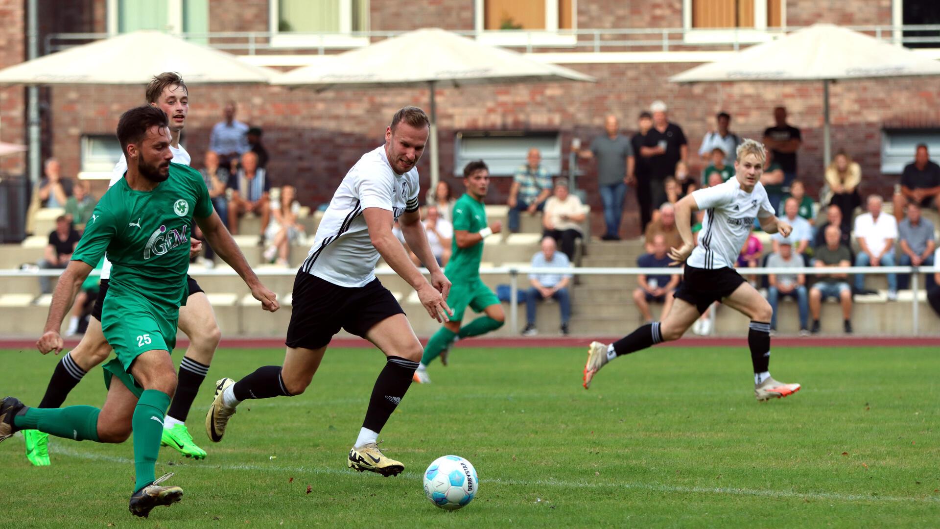 Ohne ihren Kapitän Andre Steffens (Zweiter von links) müssen die Anderlinger im Bezirkspokal gegen den TSV Ottersberg antreten.