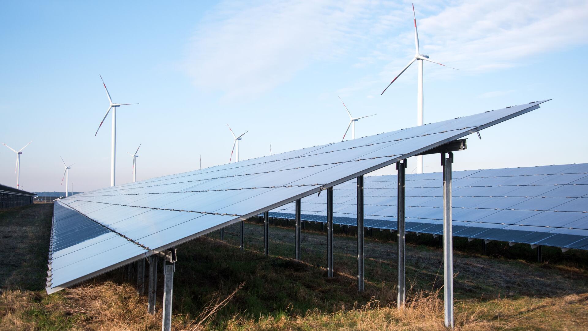 Ohne regenerative Energien wird’s nicht gehen. Doch der Flächenverbrauch ist enorm. Wilstedt hat sich jetzt gegen eine Freiflächenphotovoltaik-Anlage (FFPV) am Ortsrand entschieden.