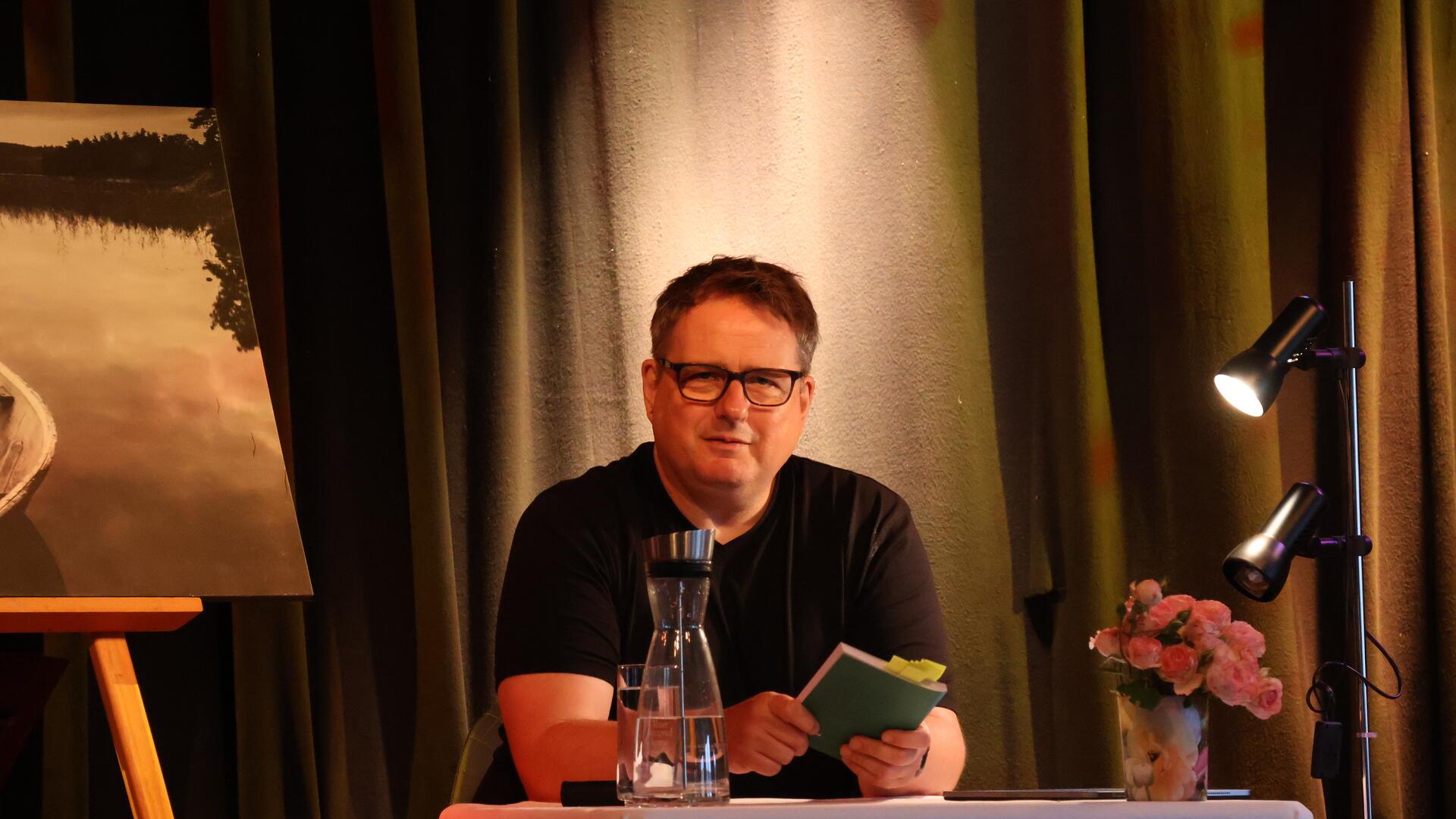 Olaf Satzer liest auf der Bremervörder Kulturbühne aus seinem Roman „Wehrbach“.