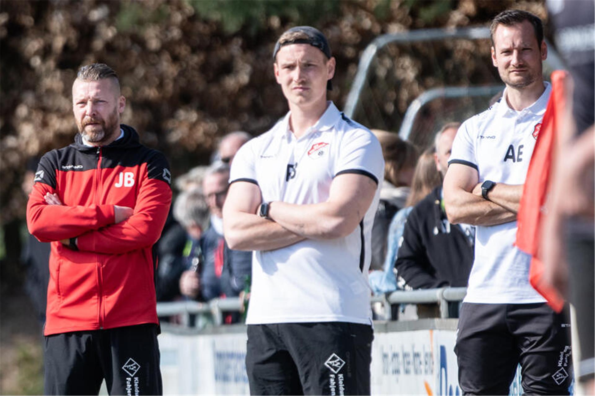 Oldendorfs Trainer Jörg Blicharski (links) - hier mit seinen Co-Trainern Patrick Böhling und Alexander Eiswirt - war mit dem Remis seiner Viktoria  gegen Basdahl/Volkmarst nicht zufrieden.