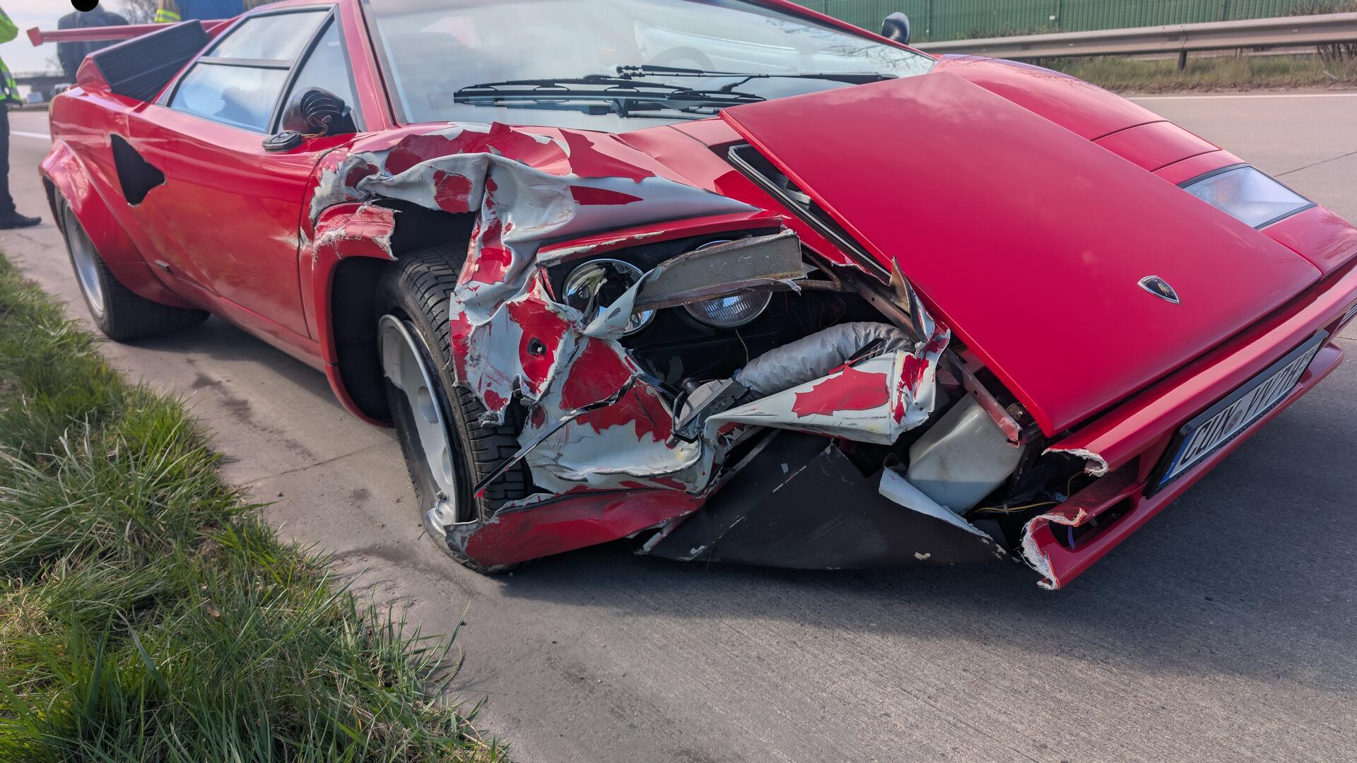 Ein Lamborghini nach einem Unfall. 