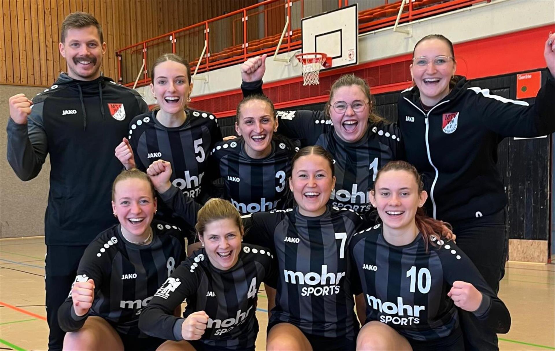 Olga Riske aus Selsingen (Nummer 3) spielt derzeit erfolgreich Faustball beim MTV Wangersen.