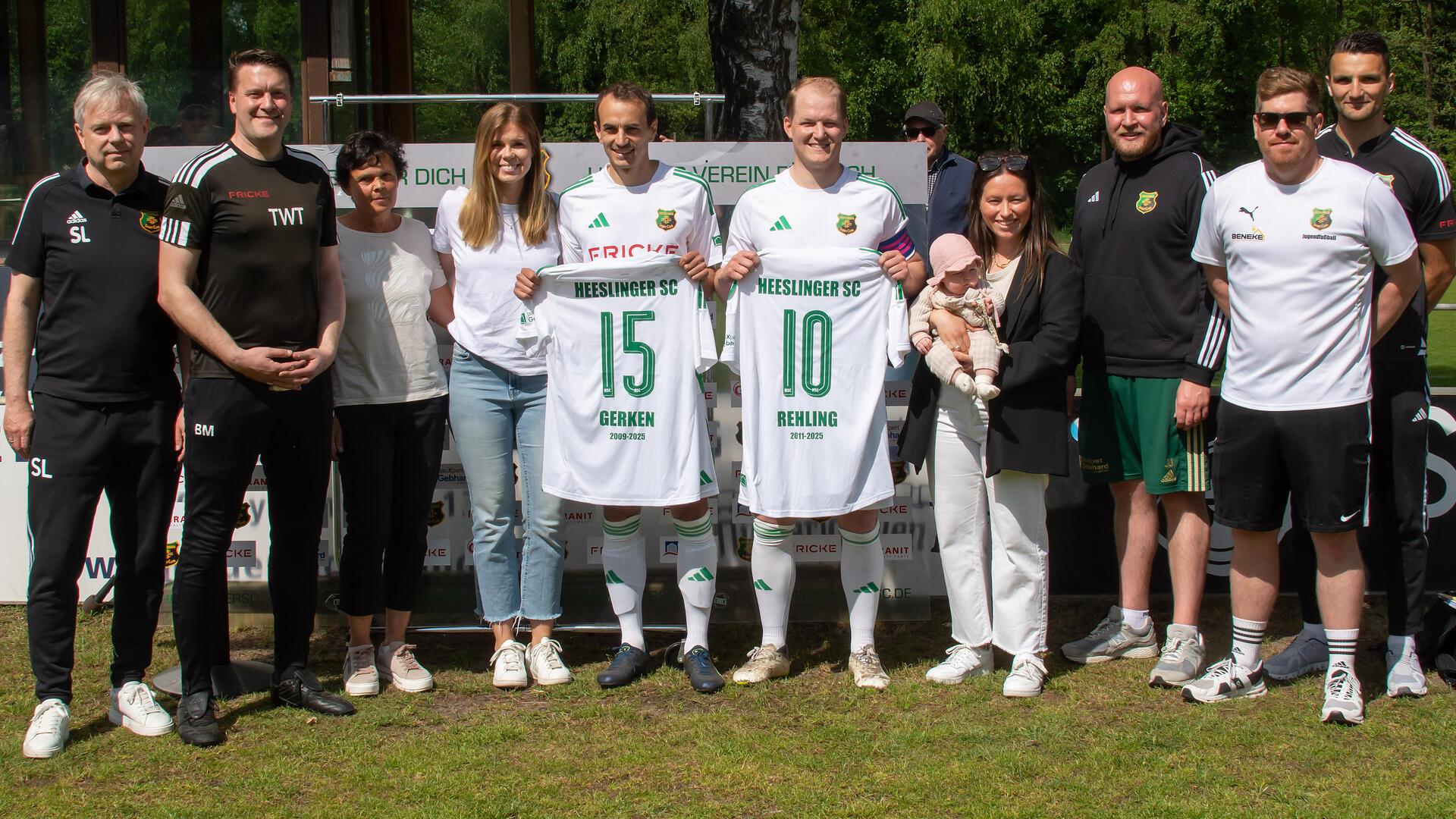 Oliver Gerken (Nummer 15) und Kevin Rehling (Nummer 10) wurden gemeinsam mit ihren Partnerinnen von den Offiziellen des Heeslinger SC verabschiedet.