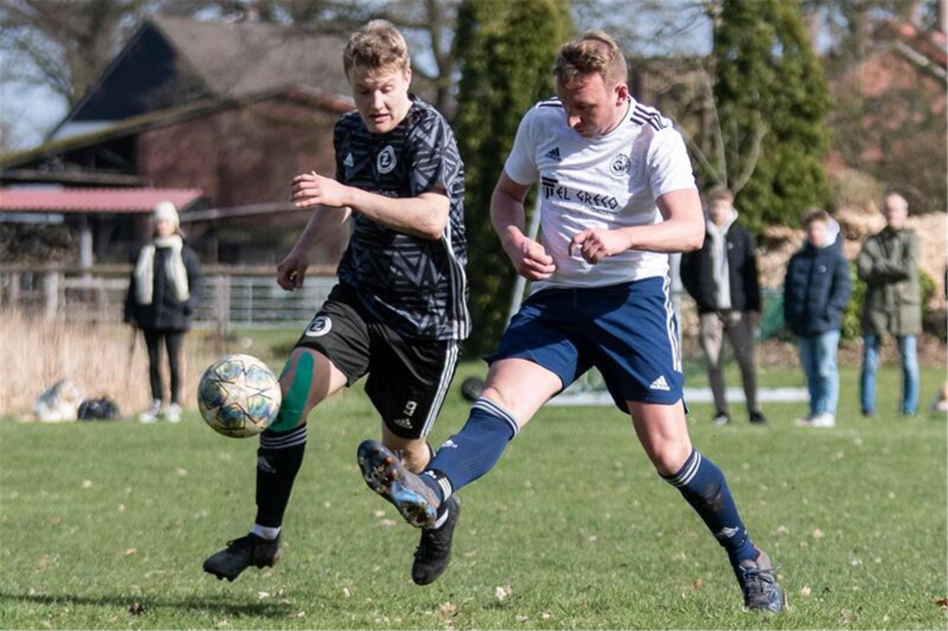 Oliver Heins (rechts, im Spiel gegen den TuS Zeven) und seine Mitspieler wollen mit einem Heimsieg gegen Bülstedt die Grundlage für eine erfolgreiche Rückrunde legen.