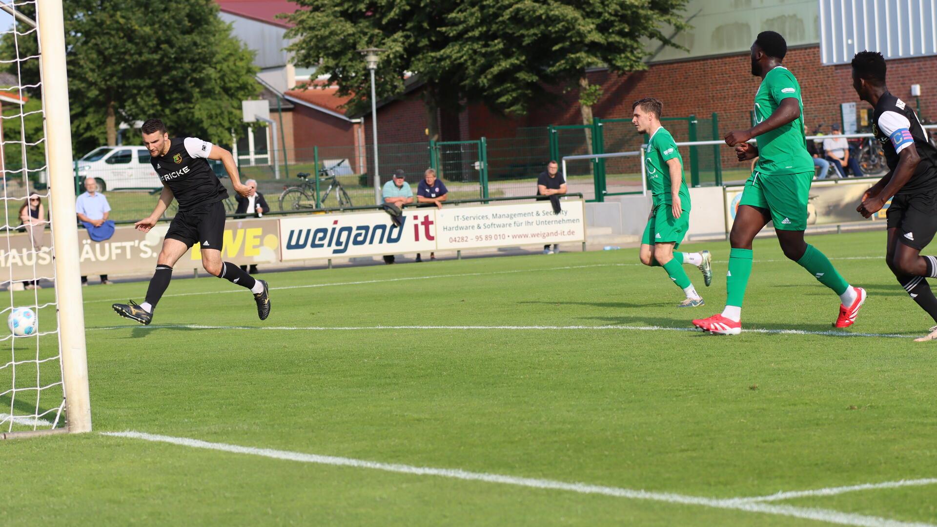 Oliver Warnke bekam den Ball ohne Gegnerdruck auf den Fuß und markierte in aller Ruhe das 1:0 für den Heeslinger SC.