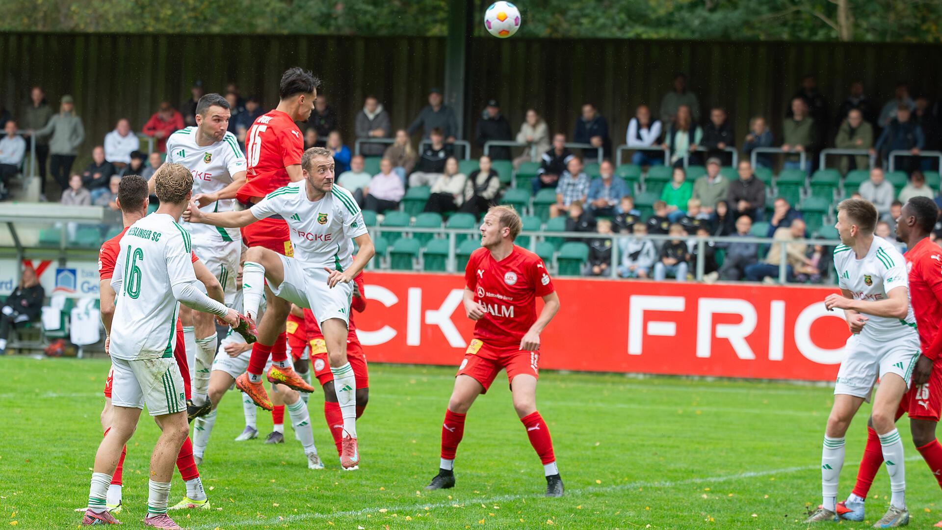 Oliver Warnke gewinnt das Kopfballduell, doch der Ball streift am gegnerischen Tor vorbei.