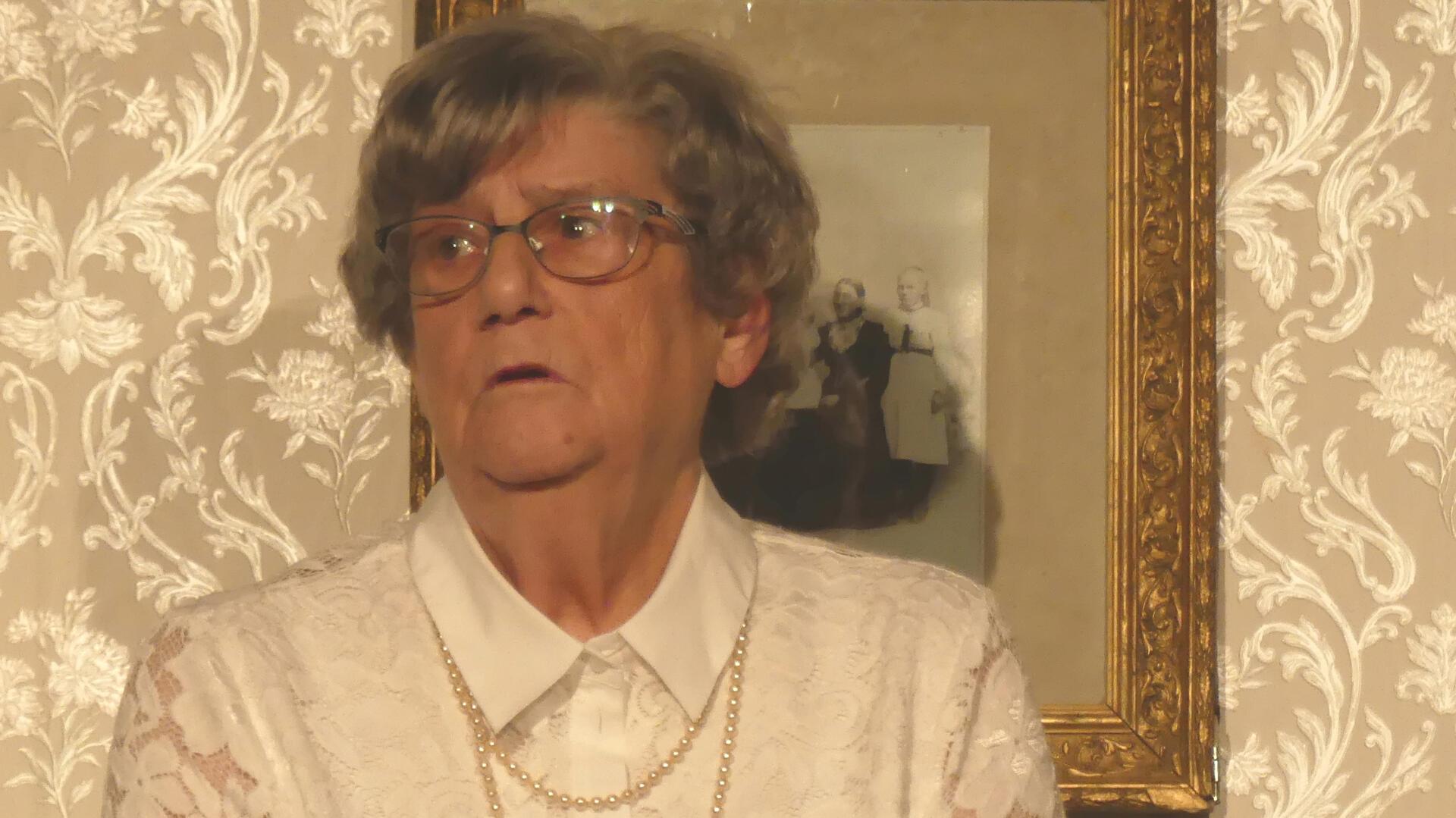 Oma Pingel (Christa Cordts) gibt in der Familie den Ton an.