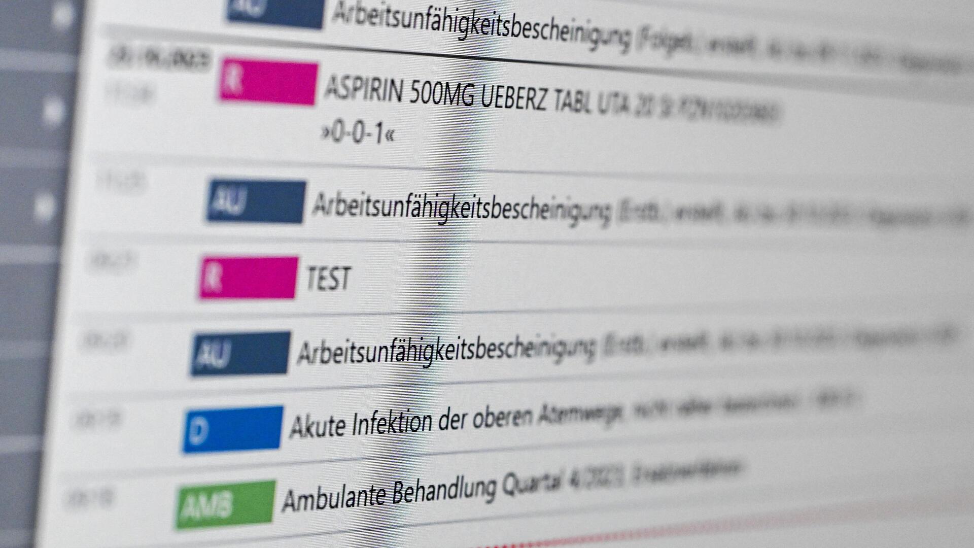 Auf einem Bildschirm werden Patientendaten gezeigt.