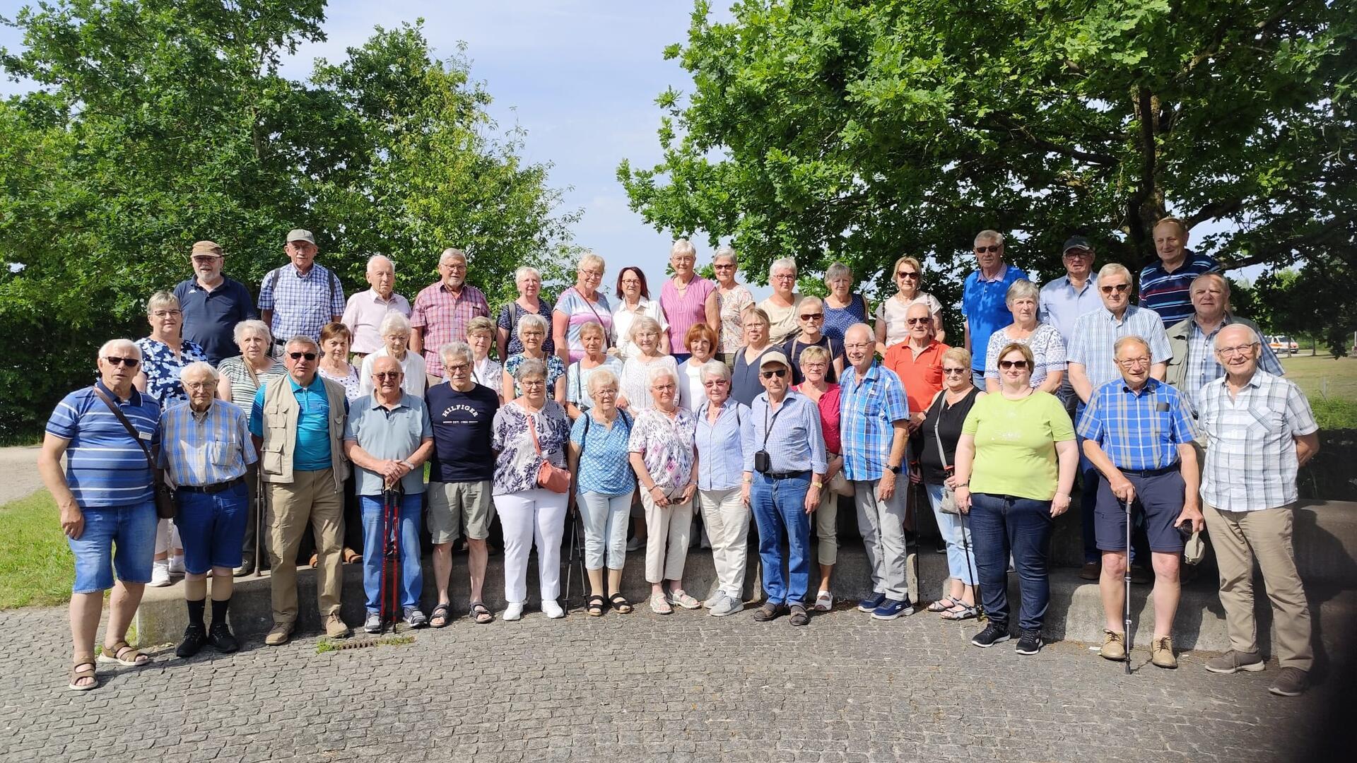 Organisator Johann Roggenkamp (links) mit der Reisegruppe des DRK-Ortsverbandes Oerel.