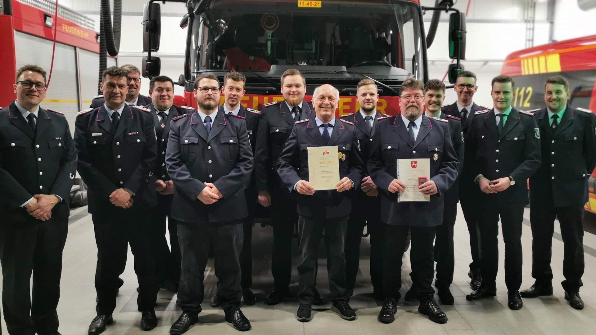Ortsbrandmeister Christian Prehn (von links), Stadtbrandmeister Nils Schwarz, stellvertrender Stadtbrandmeister Holger Burfeindt, Martin Knake, Sascha Röse, Thorben Kranz, Jonte Otto, Hinrich Busch, Hauke Seeba, Michael Steffens, Tarek Hinck, Gustav Sommer, Ortsbürgermeister Niklas Brockmann und der stellvertretende Ortsbrandmeister Hendrik Liebelt.