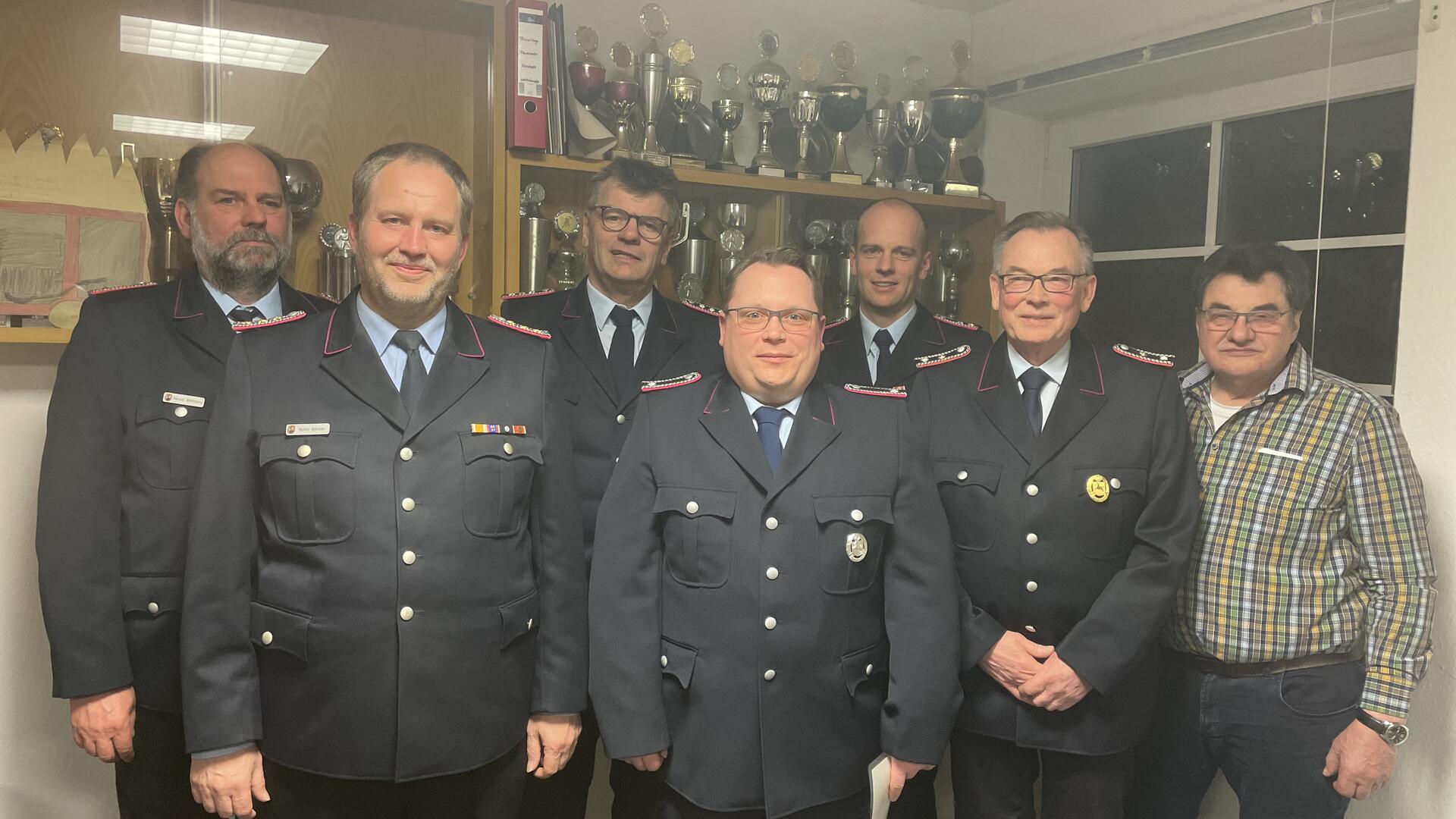 Ortsbrandmeister Harald Wellmann (von links) mit Gemeindebrandmeister Björn Becker, Jürgen Hops, Christopher Junge, Jan-Hendrik Hops, Jürgen Windeler und dem stellvertretenden Bürgermeister Werner Dannigkeit.