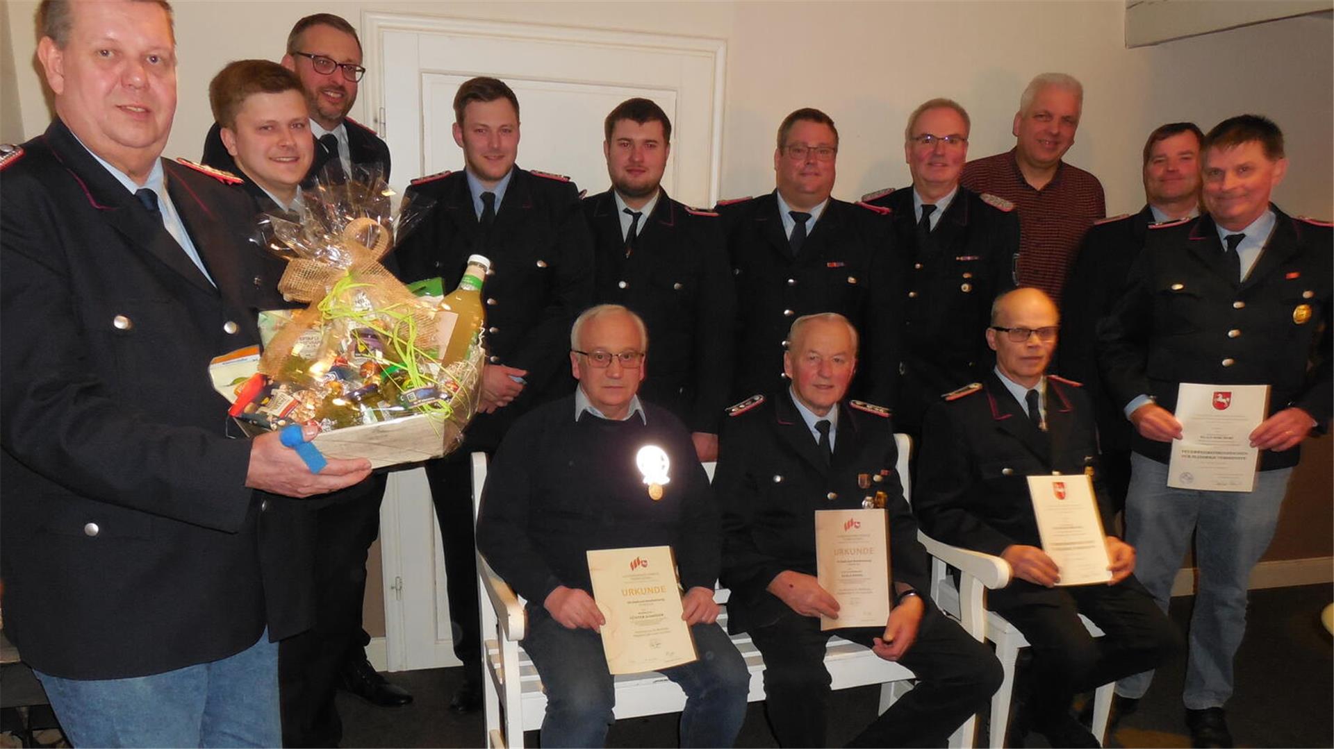 Ehrung für Mitglieder der Feuerwehr Ohrel.
