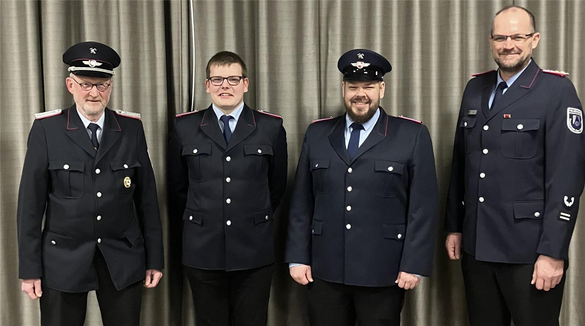 Ortsbrandmeister Peter Martens (links) freut sich über Steffen Timm (Zweiter von rechts), der jetzt stellvertretender Ortsbrandmeister in Rockstedt ist.