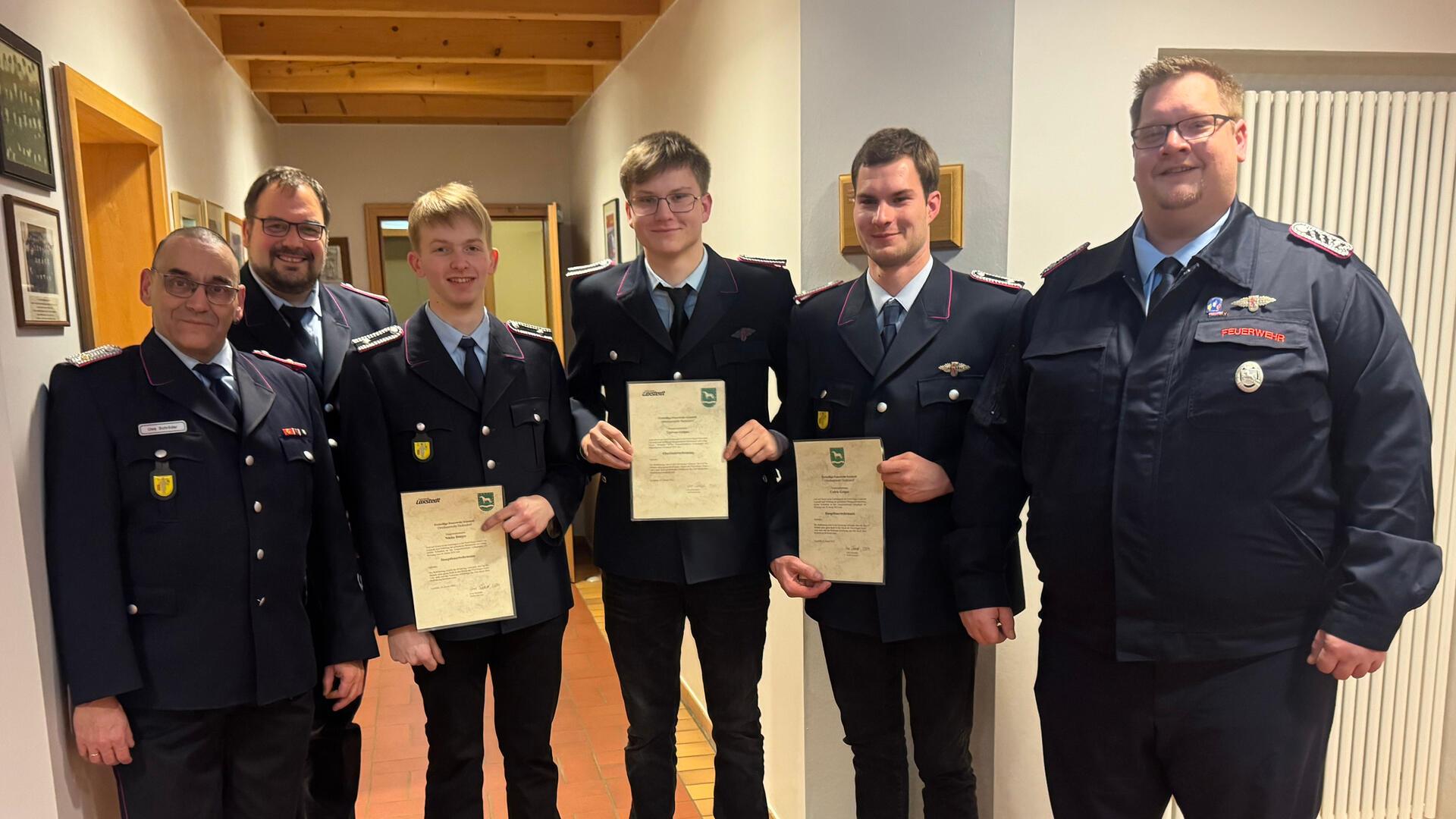 Sechs Männer von der Feuerwehr lächeln in die Kamera. 