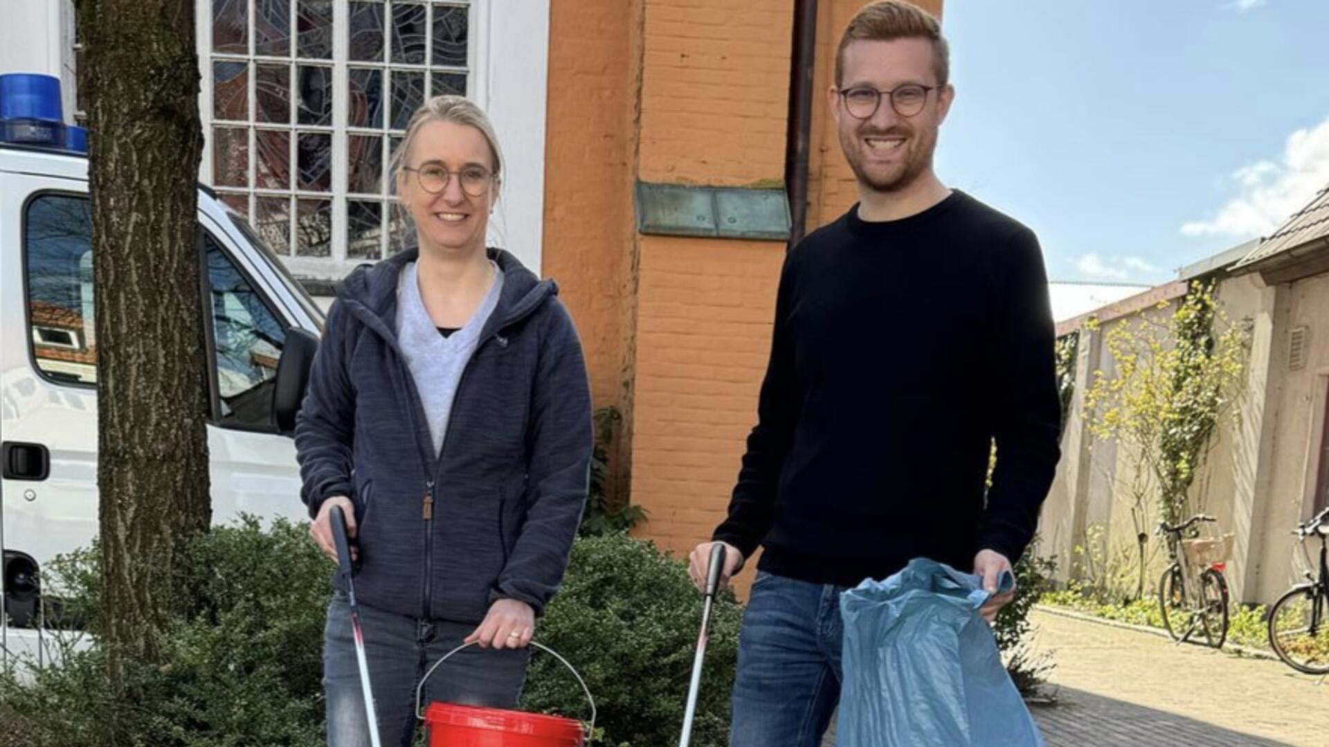 Ortsbürgermeister Dirk-Fredrik Stelling und Kristin Harms putzten den Kirchenvorplatz von St. Liborius heraus.