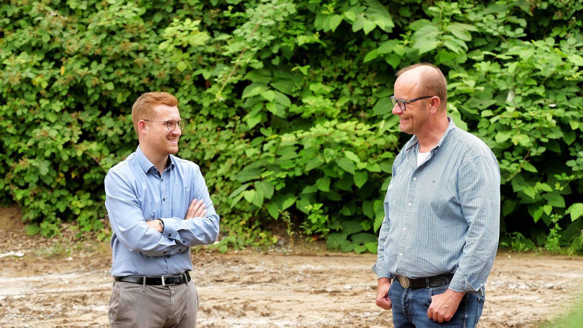 Ortsbürgermeister Dirk Stelling (links) vor Ort im Gespräch mit Jacobs-Geschäftsführer Ingo Jeschke.